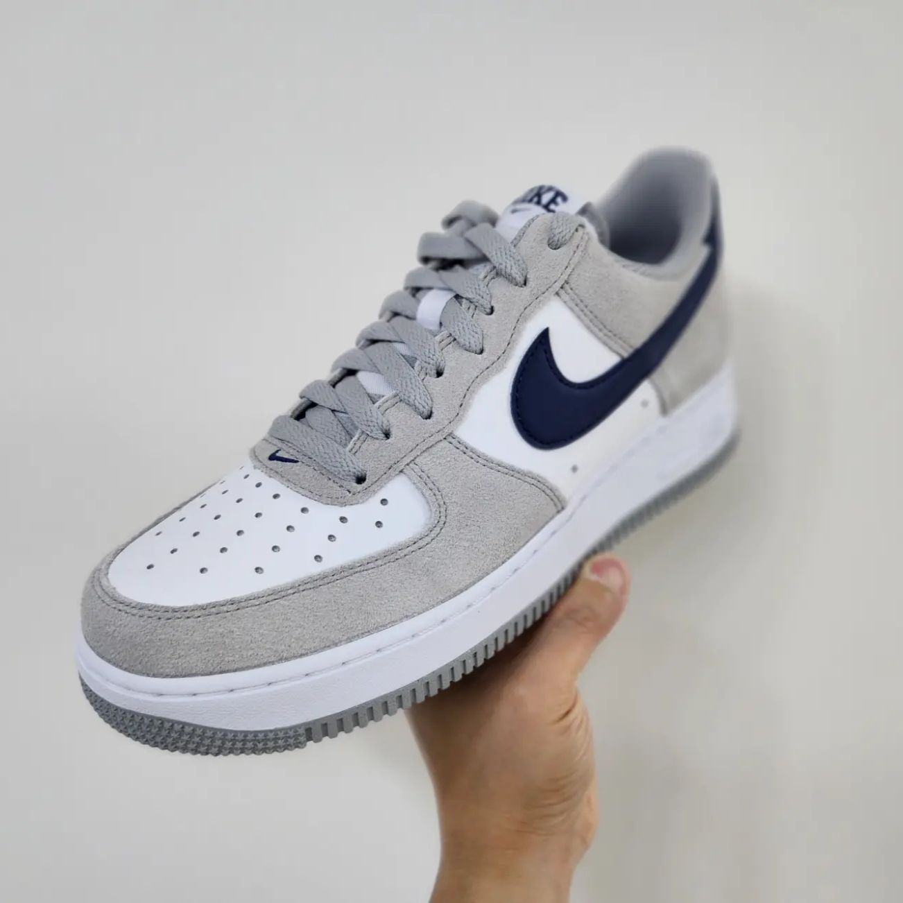 Nike Air Force 1 '07 Light Smoke Grey Midnight Navy 착용 스타일 - 1