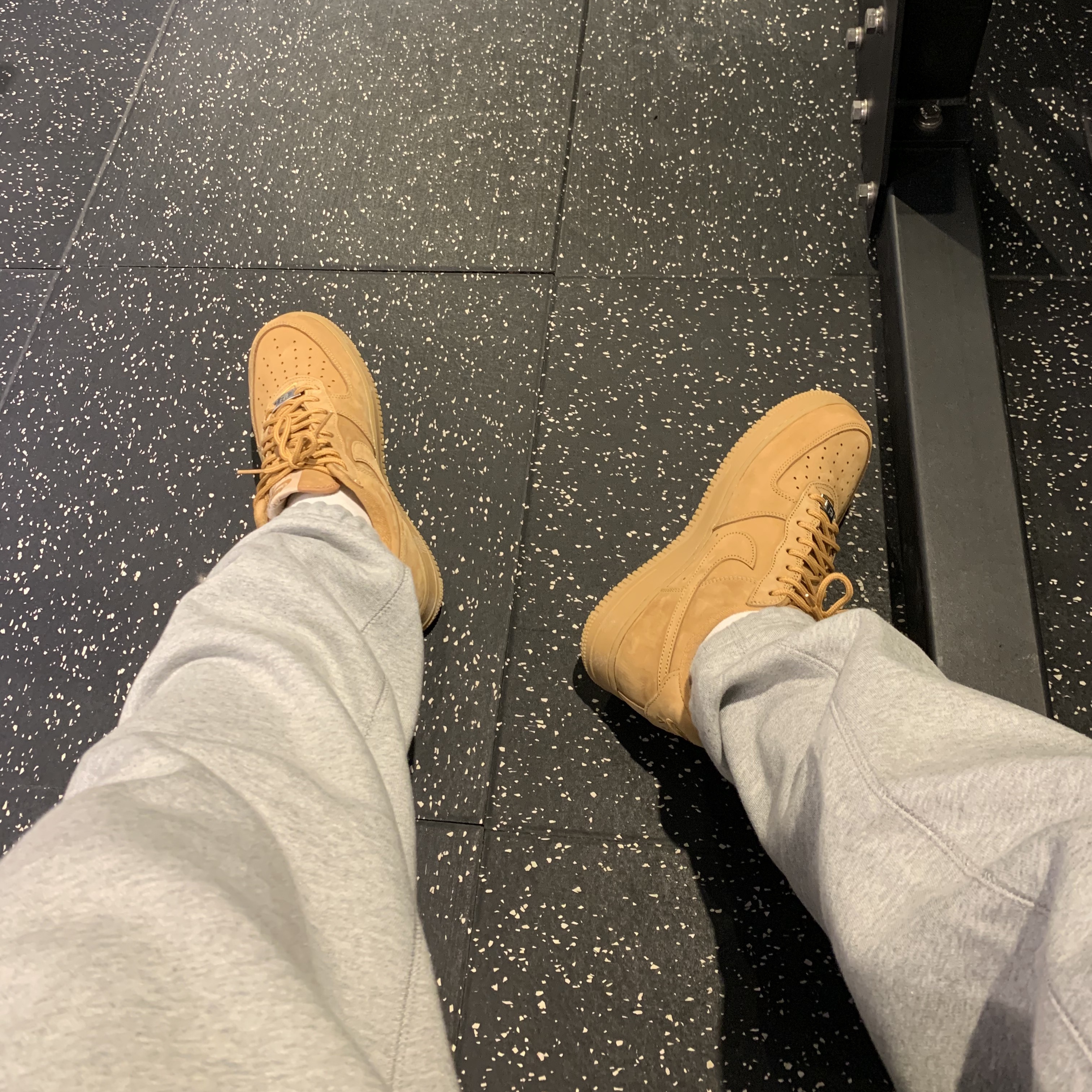 Nike x Supreme Air Force 1 Low Flax 착용 스타일