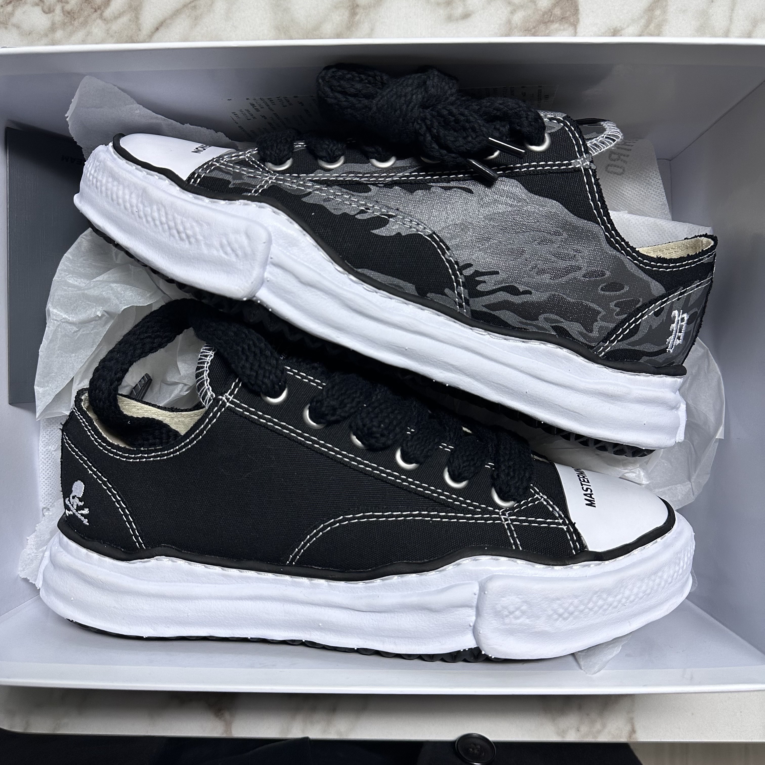 Maison Mihara Yasuhiro x Mastermind x Phenomenon Peterson OG Sole Canvas Low-top Sneakers Black Type B 착용 스타일 - 1