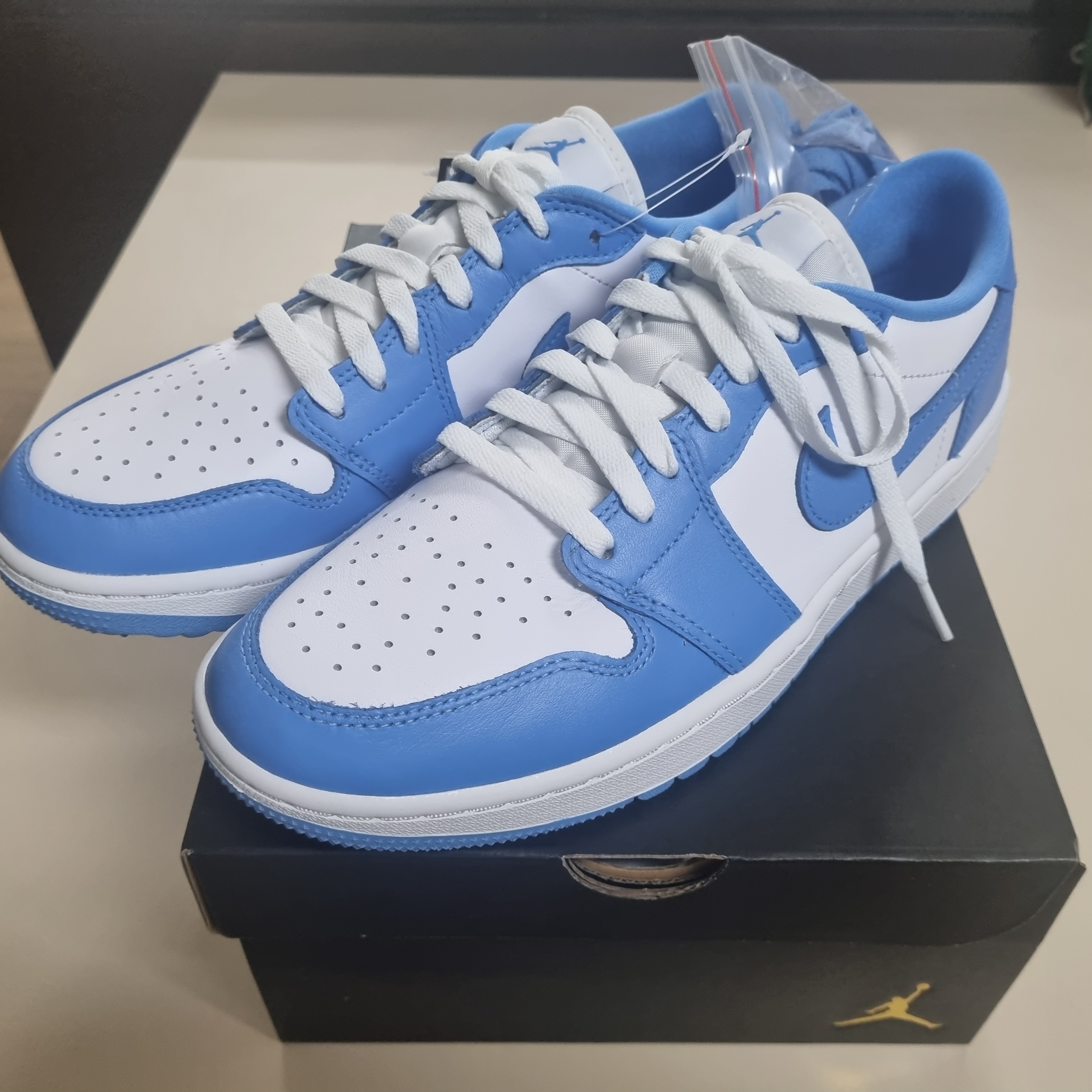 Jordan 1 Low Golf White and University Blue 착용 스타일