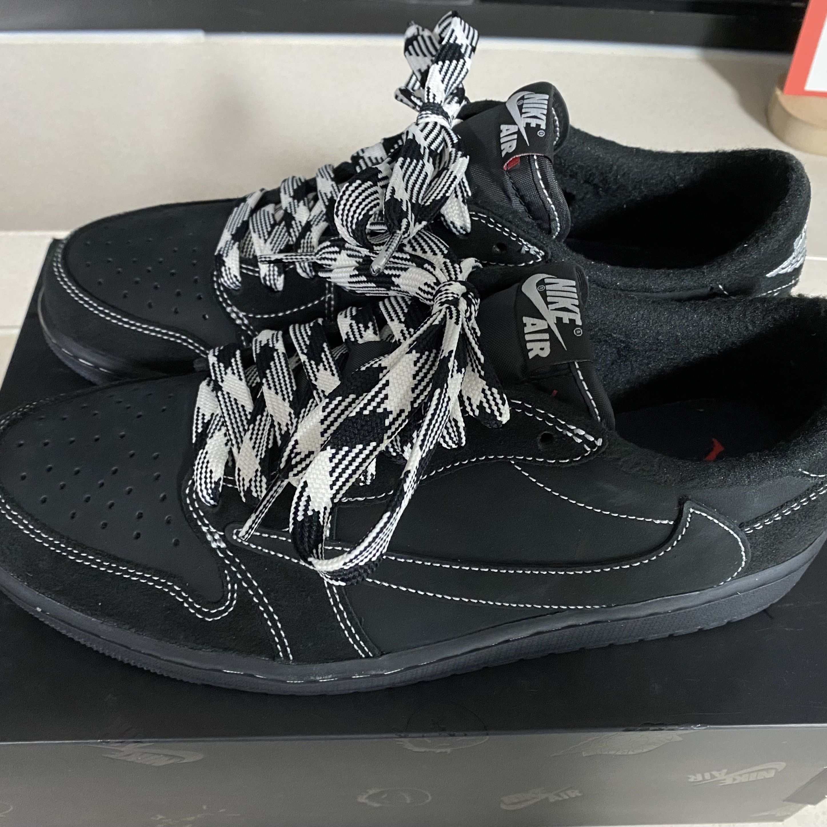 Jordan 1 x Travis Scott Retro Low OG SP Black Phantom 착용 스타일