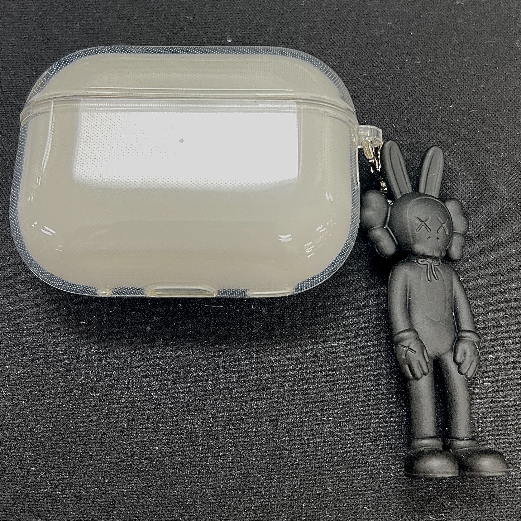 Apple AirPods Pro 2nd Gen (Korean Ver.), Kaws Tokyo First Accomplice Keychain Black 착용 스타일