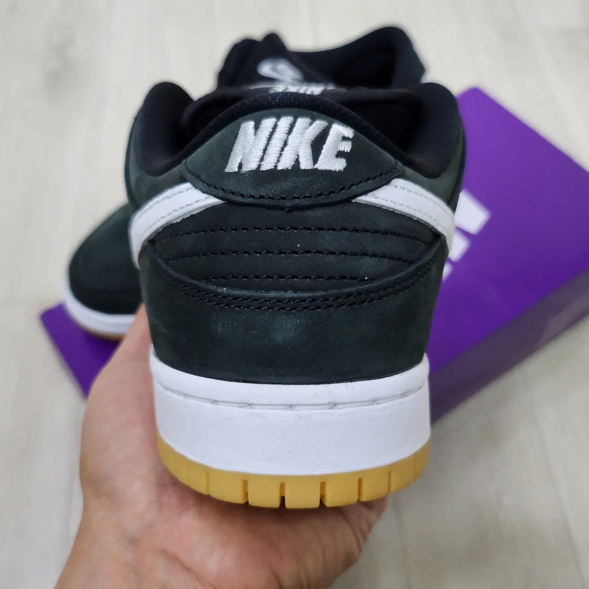 Nike SB Dunk Low Pro Black White 착용 스타일 - 3