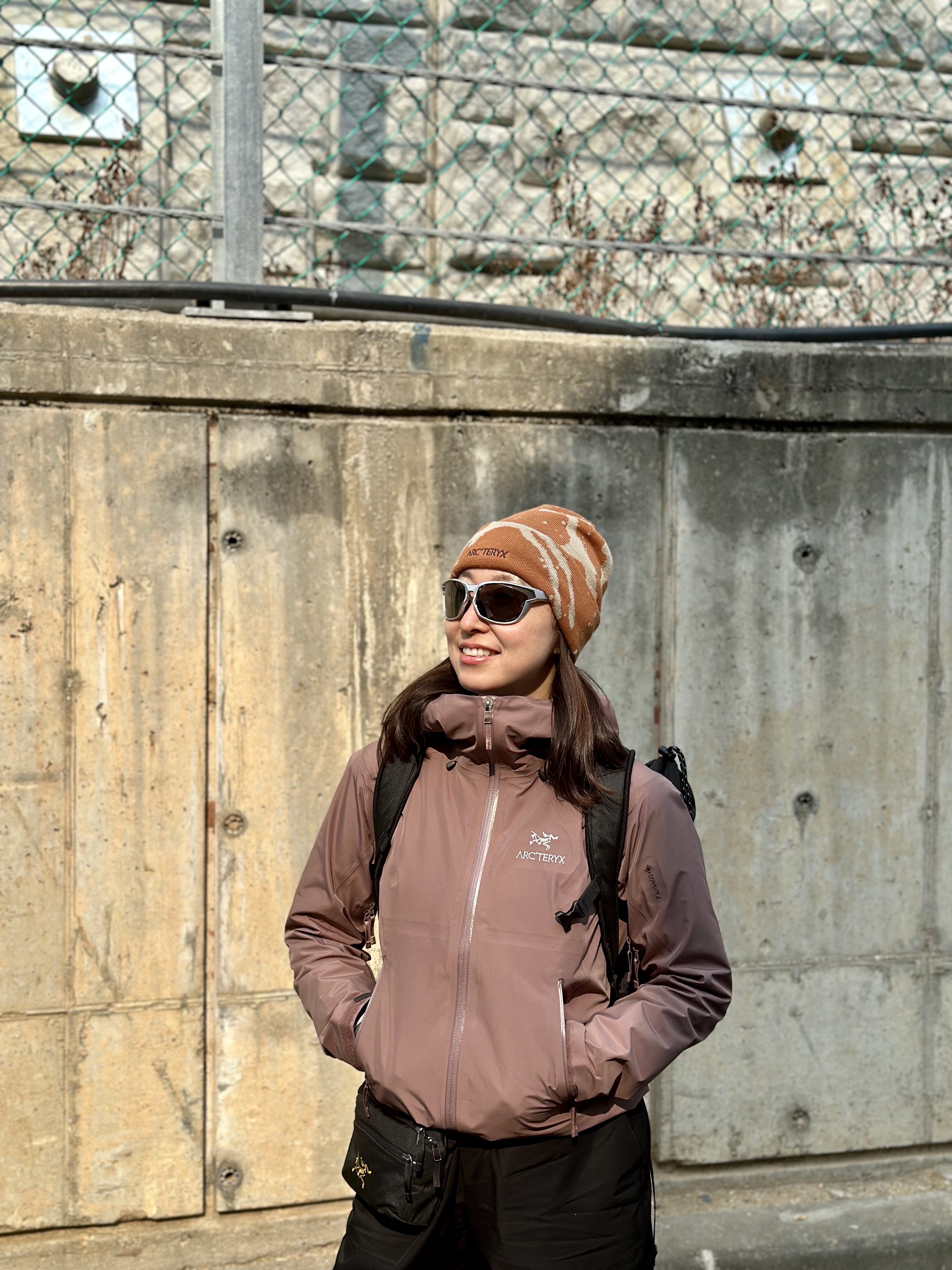 Arc'teryx Grotto Toque Relic Habitat, Nike ACG Mountain Fly Gore-Tex Black and Dark Grey 착용 스타일 - 3