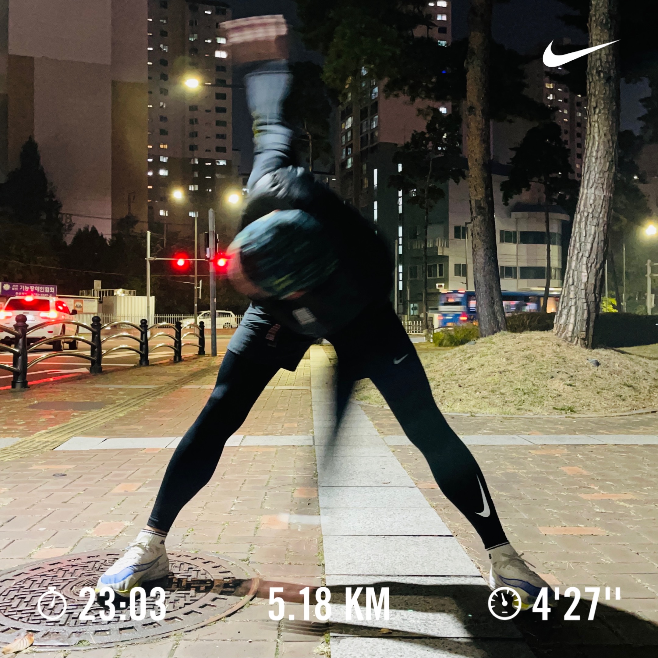 Nike ZoomX Vaporfly Next% White Cyber 착용 스타일 - 2