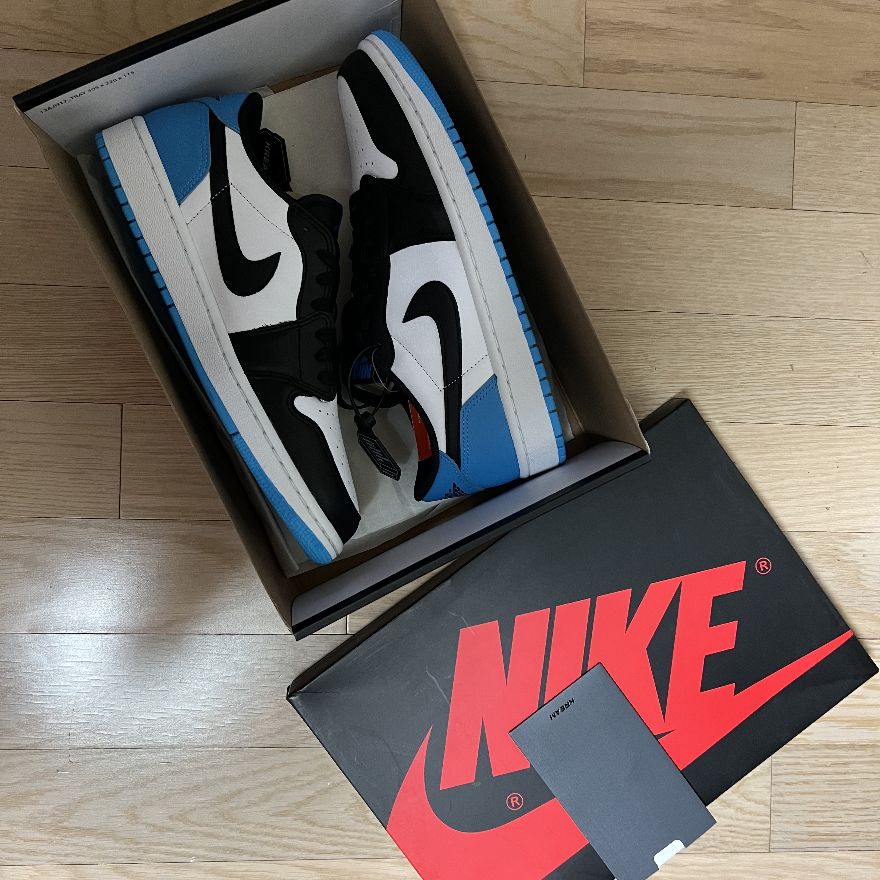 (W) Jordan 1 Retro Low OG Black and Dark Powder Blue 착용 스타일 - 1