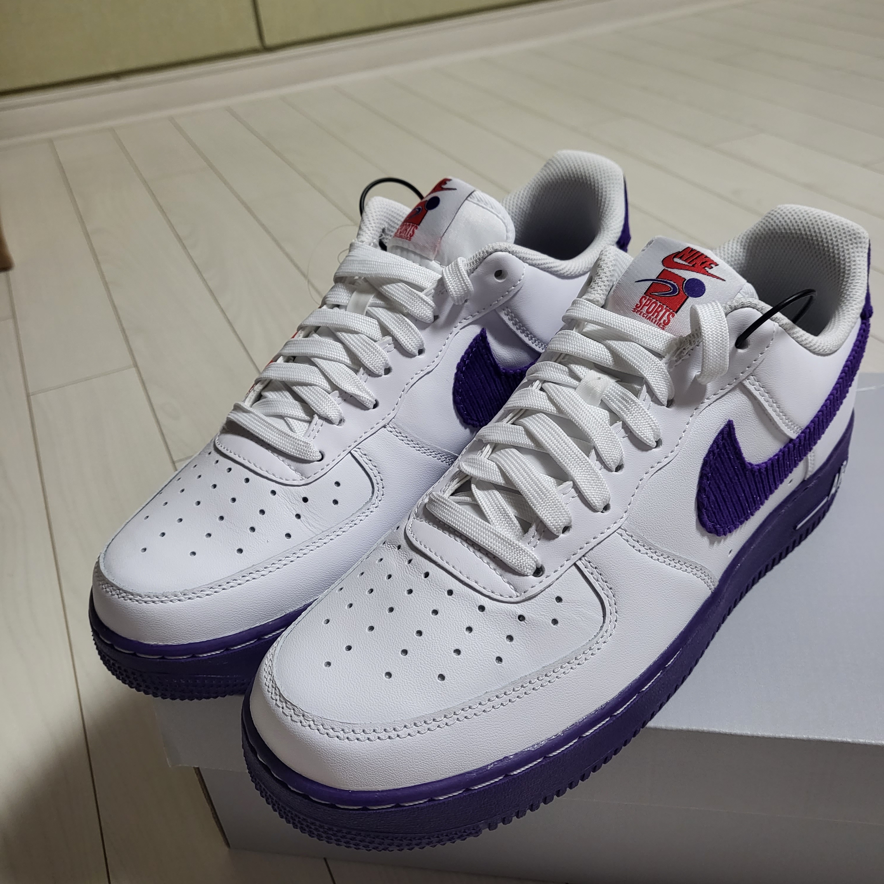 Nike Air Force 1 '07 LV8 EMB White and Court Purple 착용 스타일 - 2