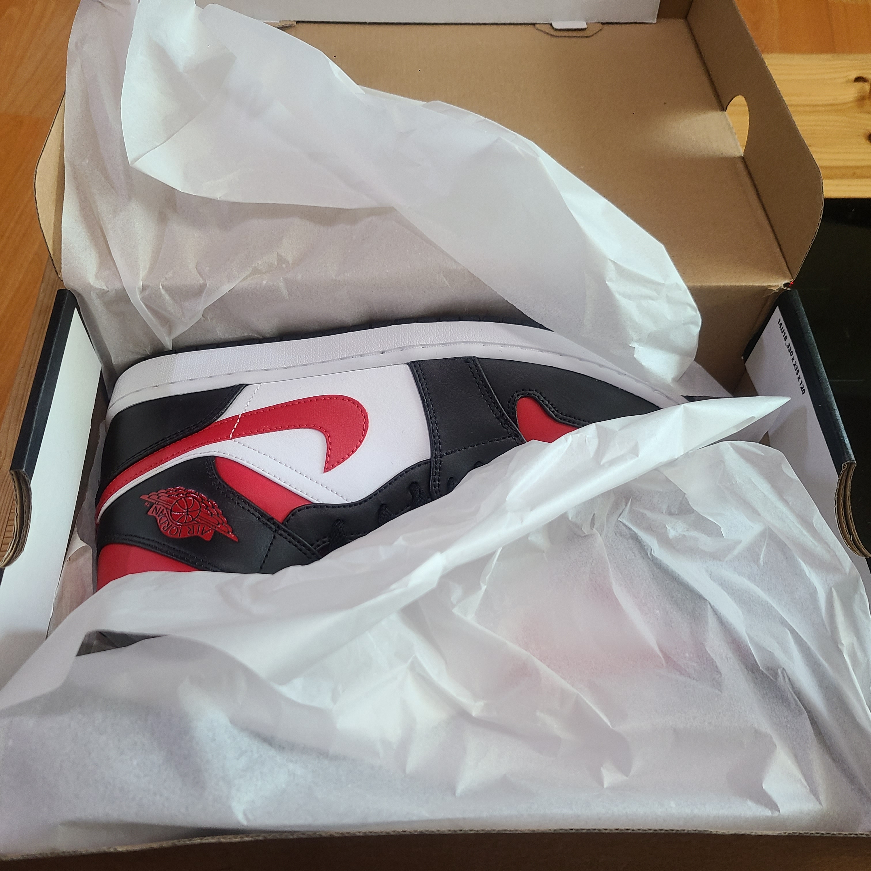 Jordan 1 Mid Black Fire Red 착용 스타일
