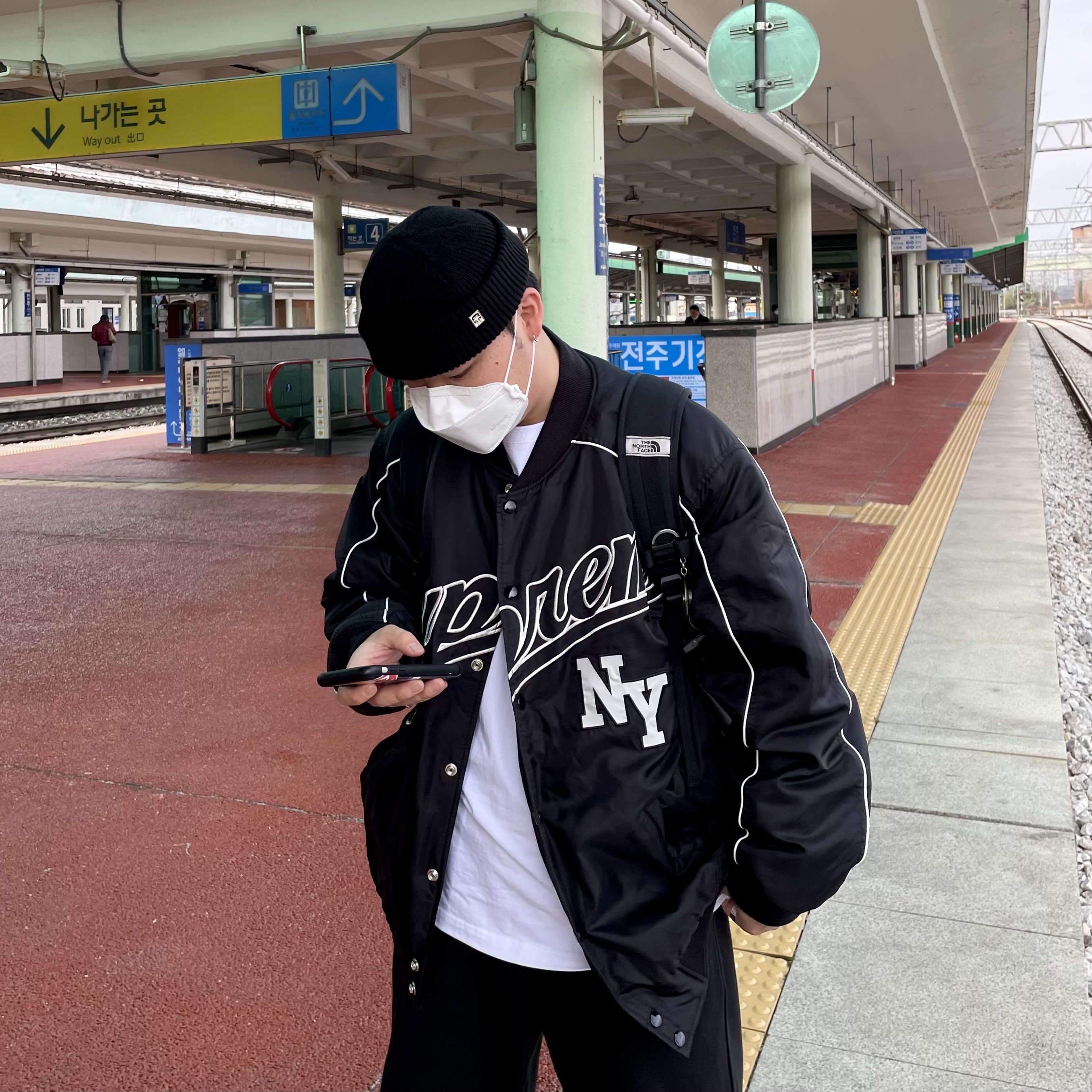 Supreme Contrast Script Varsity Jacket Black - 20FW 착용 스타일 - 1