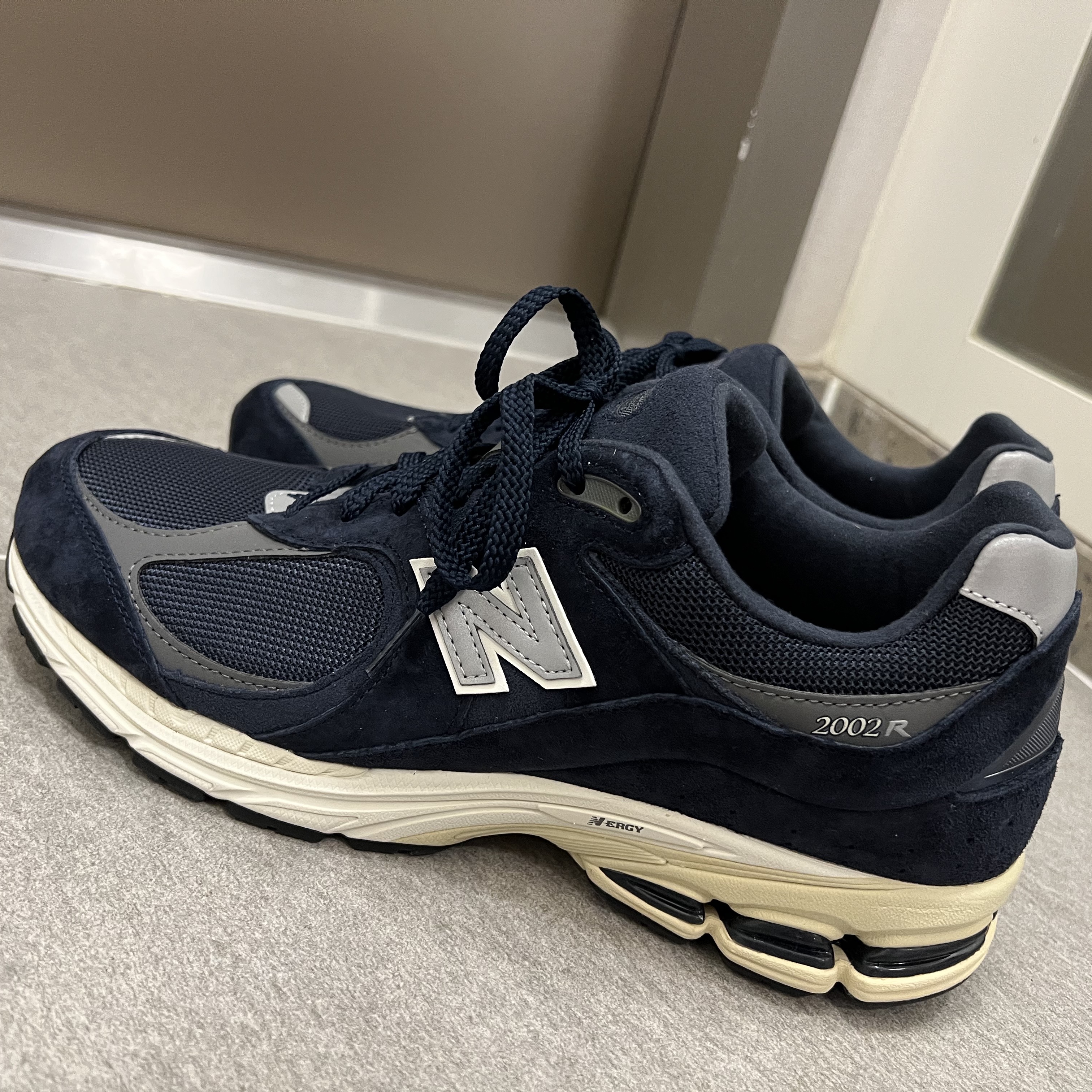 New Balance 2002R Eclipse Castlerock 착용 스타일