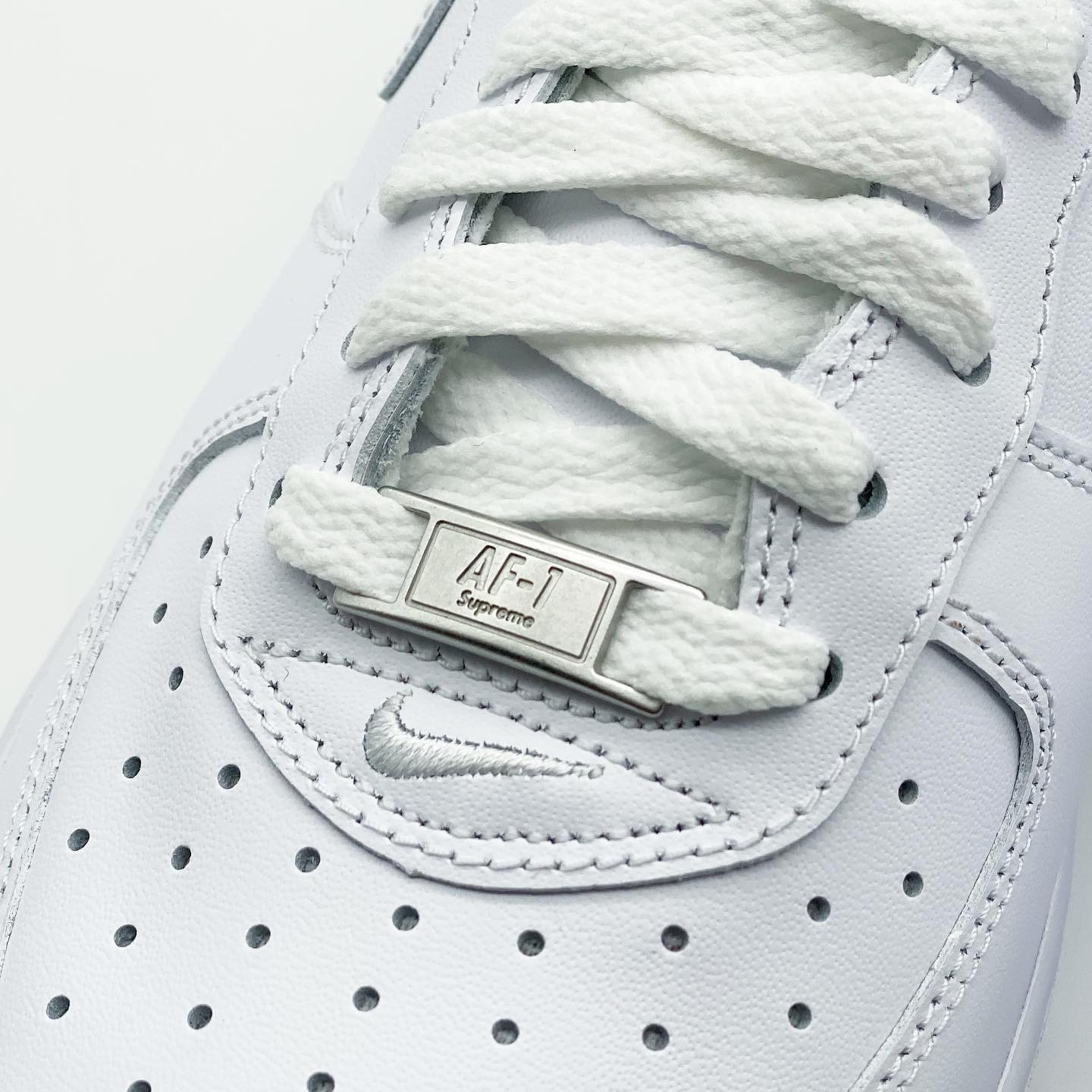 Nike x Supreme Air Force 1 Low White 착용 스타일 - 4