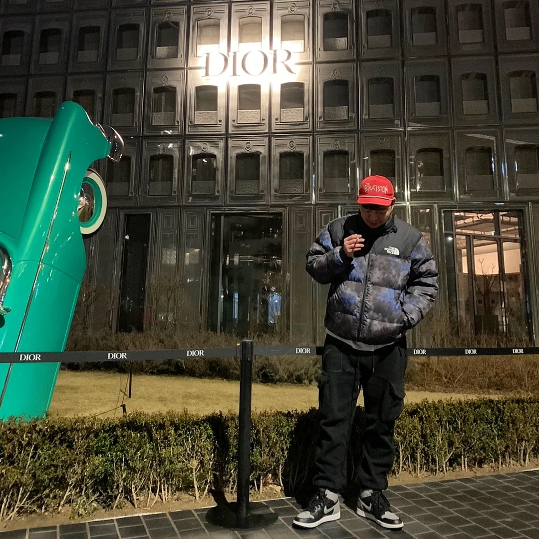 Jordan 1 Retro High OG Shadow 2018, The North Face 1996 Novelty Nuptse Jacket Deep and Deep Navy 착용 스타일 - 1