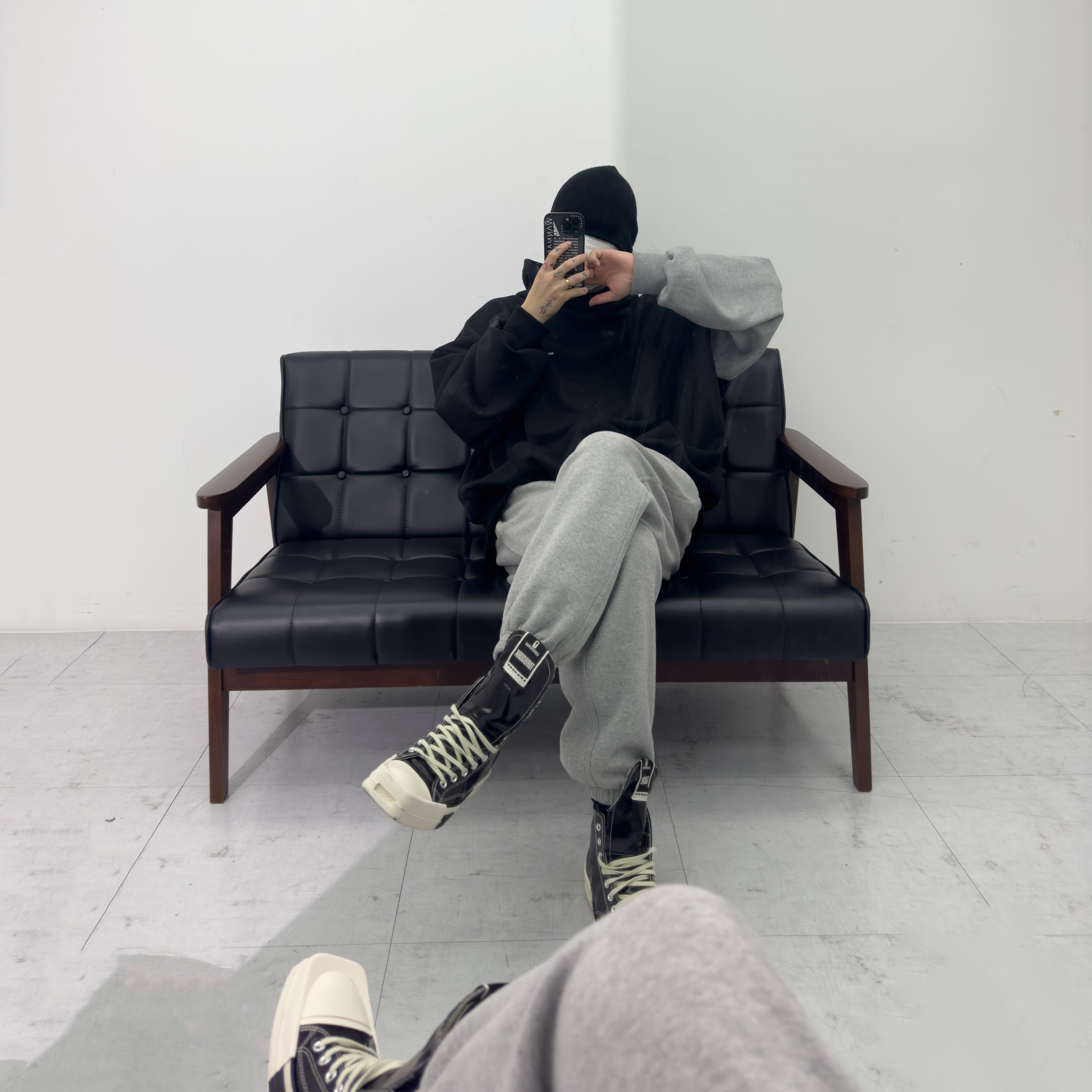 Converse x Drkshdw Turbodrk Chuck 70 Hi Black Lacquered Denim 착용 스타일 - 2