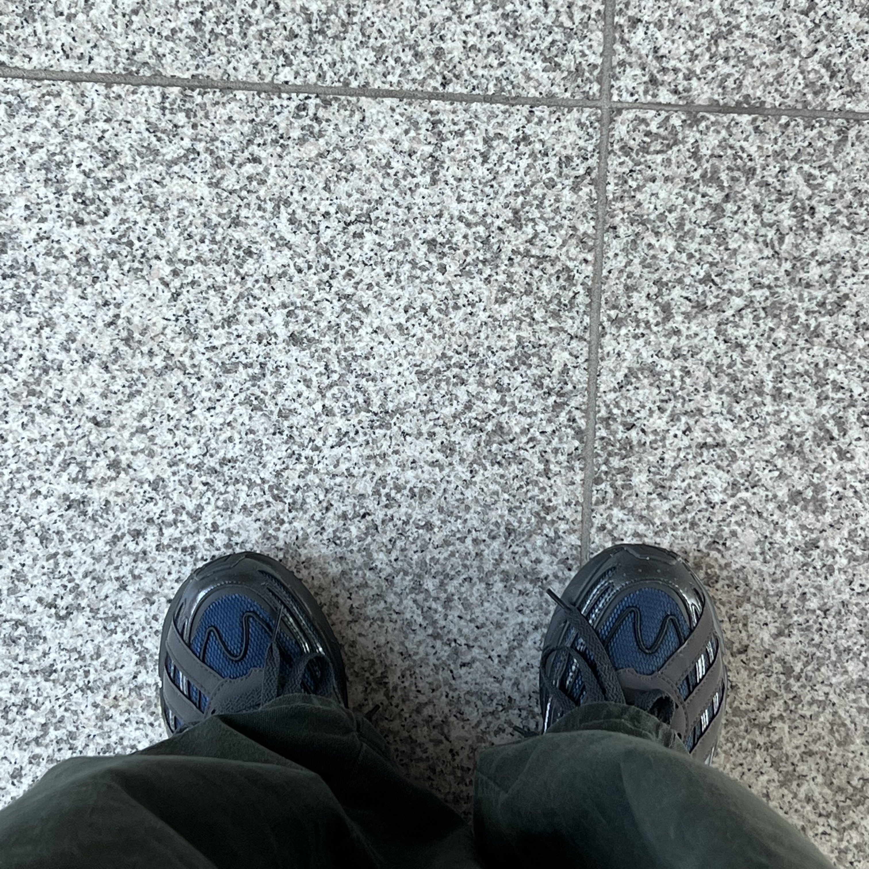 Adidas Orketro Bright Blue Carbon Black 착용 스타일