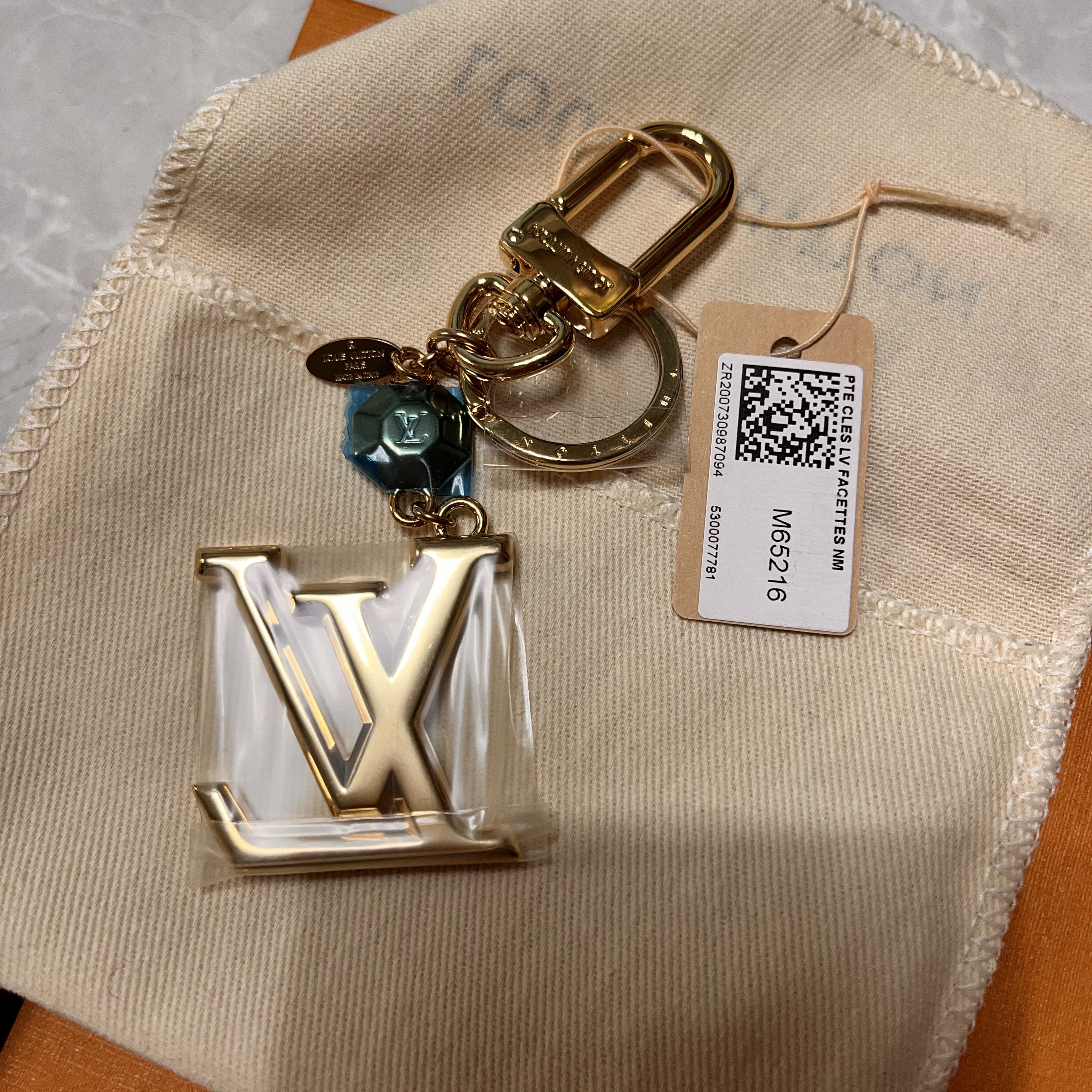 Louis Vuitton LV Facettes Bag Charm & Key Holder Gold 착용 스타일