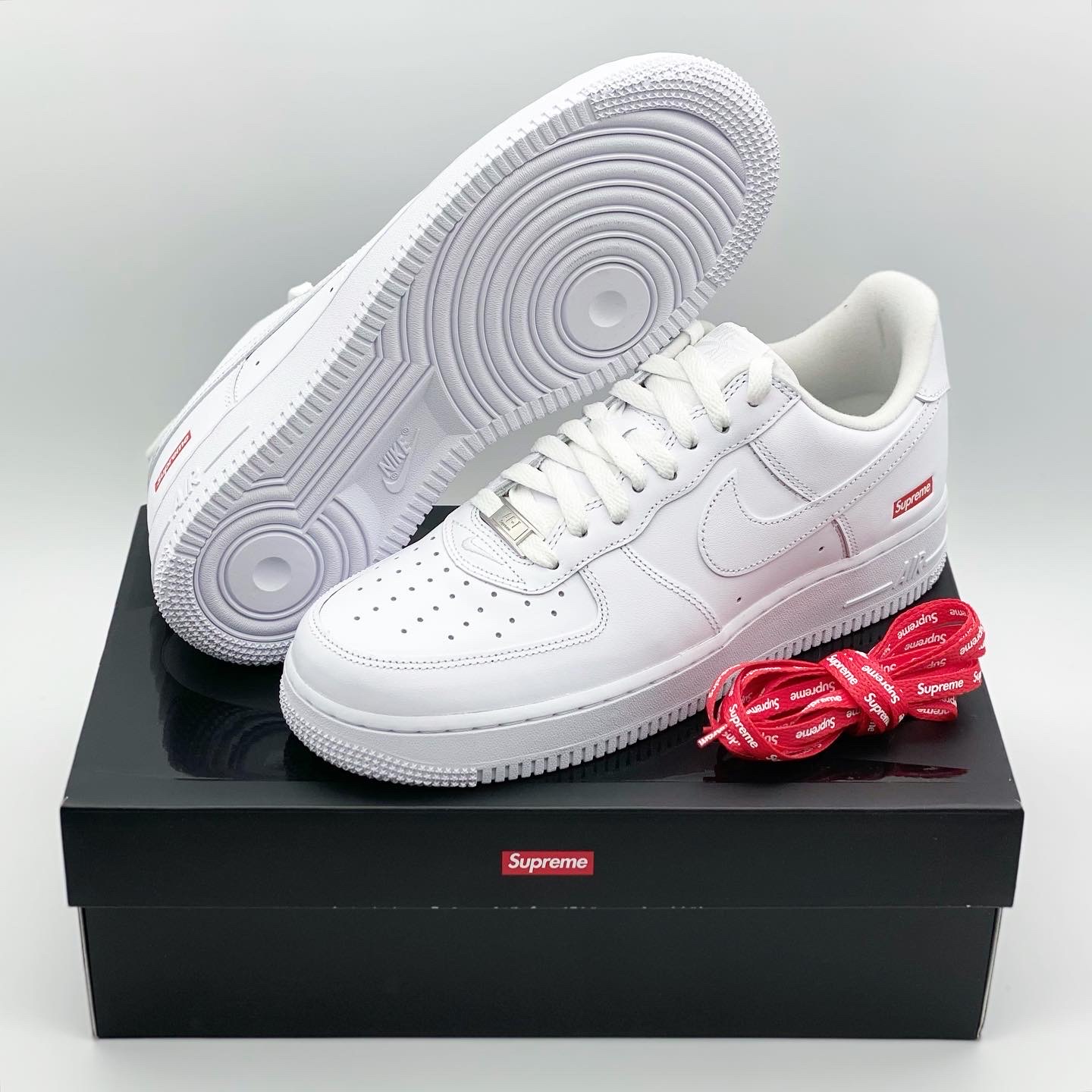 Nike x Supreme Air Force 1 Low White 착용 스타일 - 1