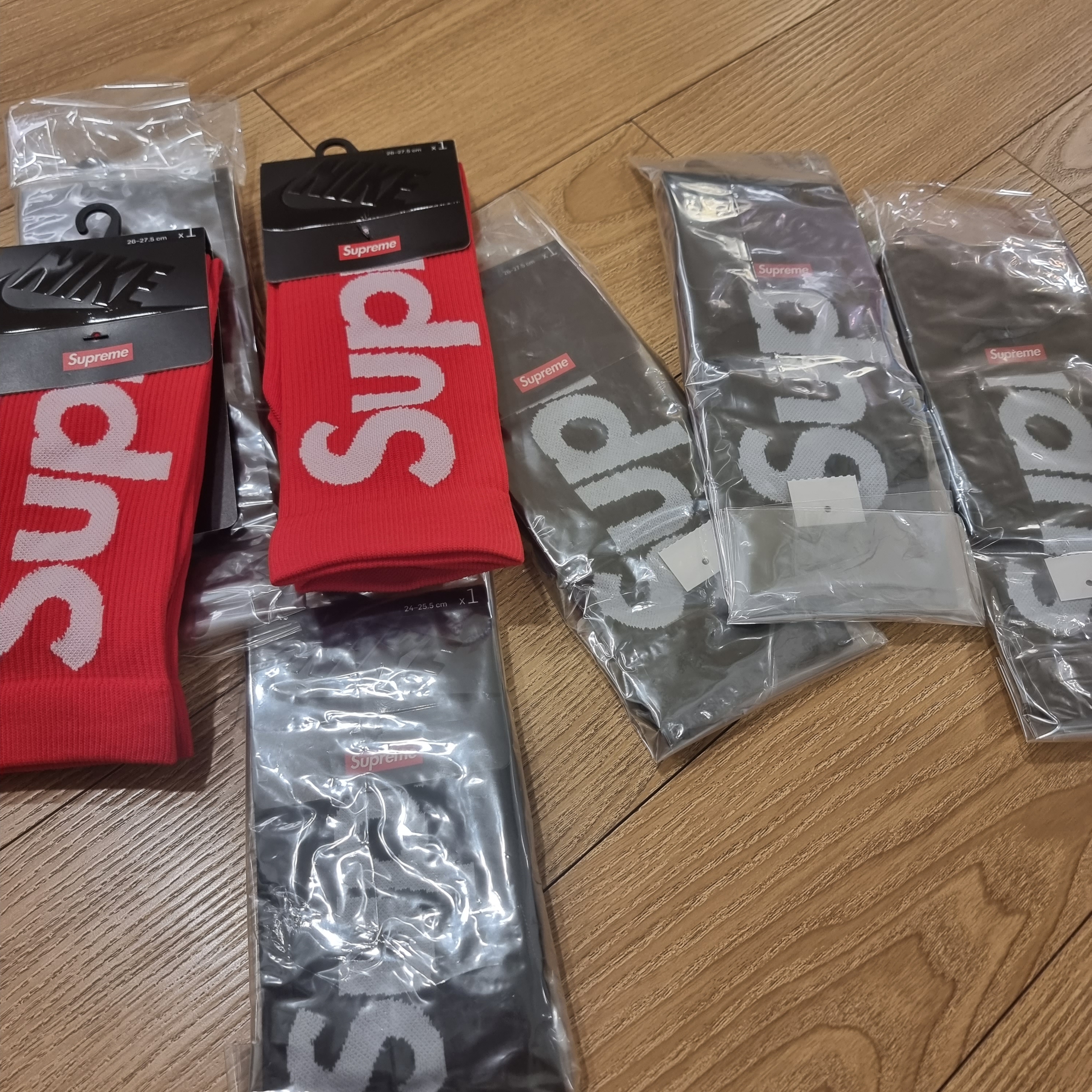 Supreme x Nike Lightweight Crew Socks Red (1 Pack), Supreme x Nike Lightweight Crew Socks Black (1 Pack) 착용 스타일