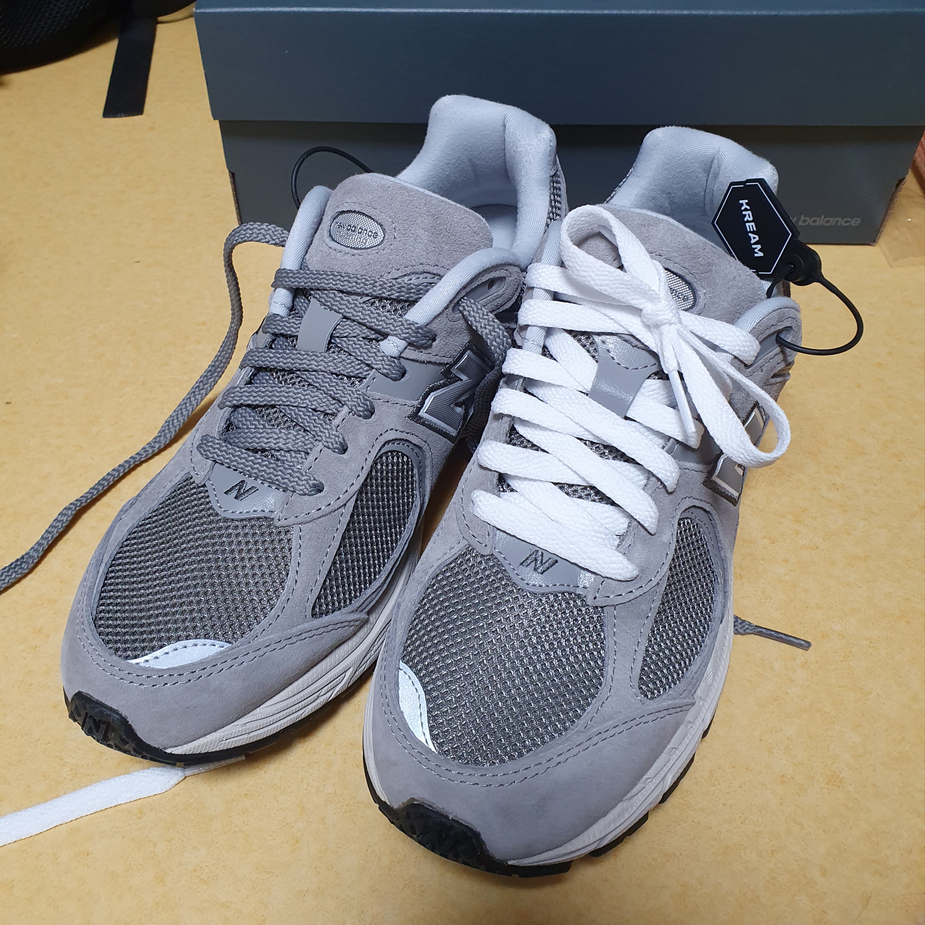 New Balance 2002R Grey 착용 스타일