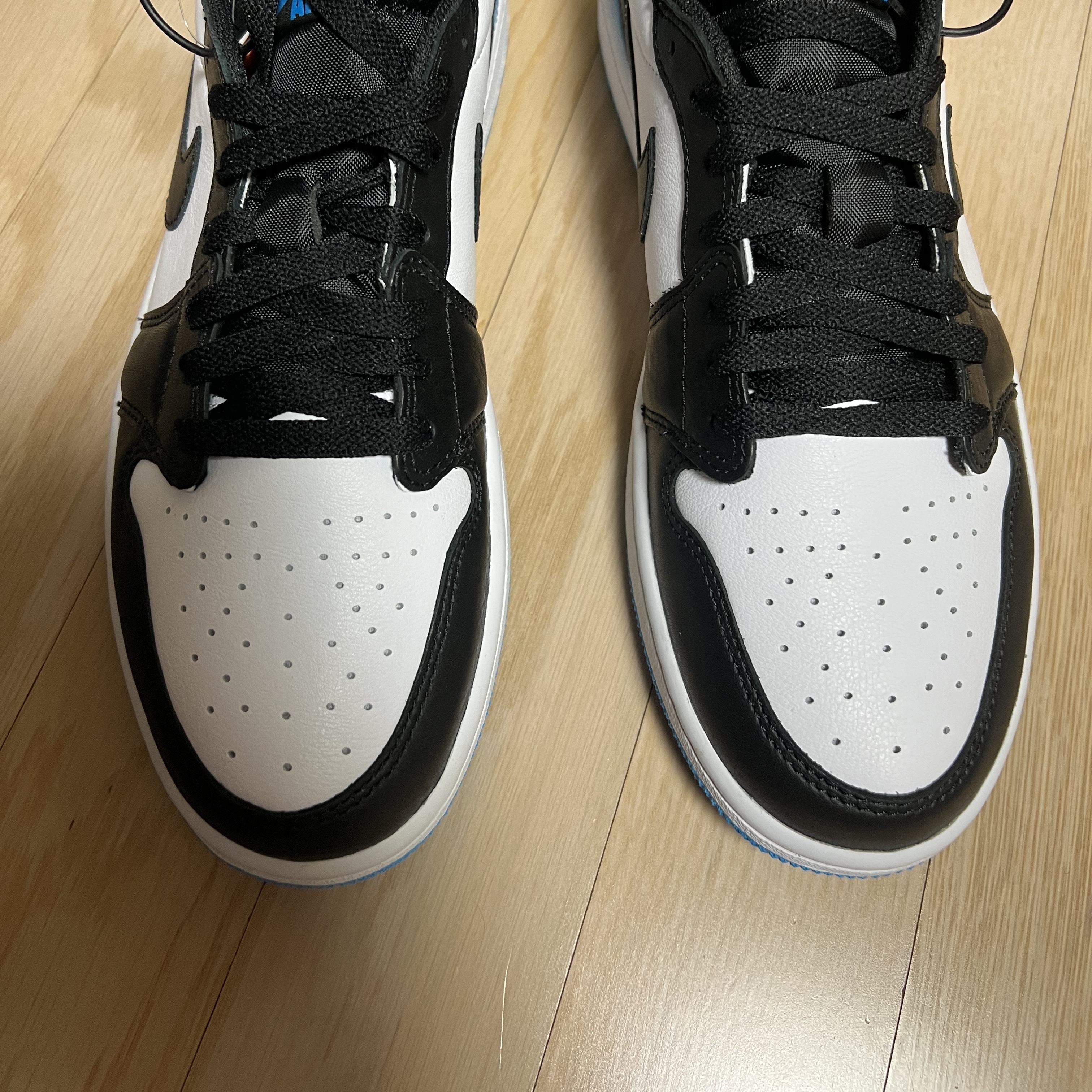 (W) Jordan 1 Retro Low OG Black and Dark Powder Blue 착용 스타일 - 3