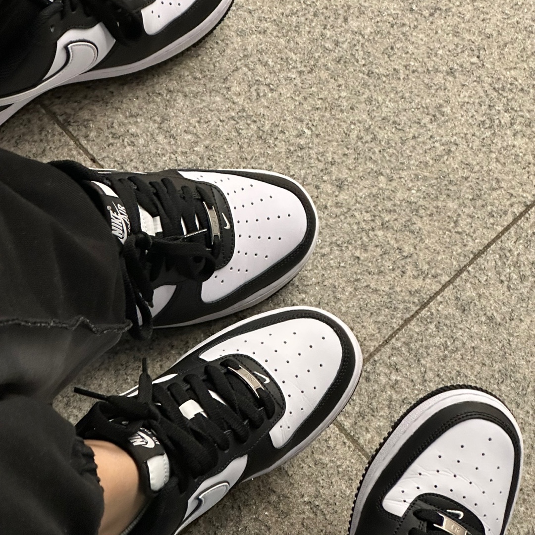 Nike Air Force 1 '07 Black White, Maison Margiela Bovine Leather Large Pouch Black 착용 스타일 - 2