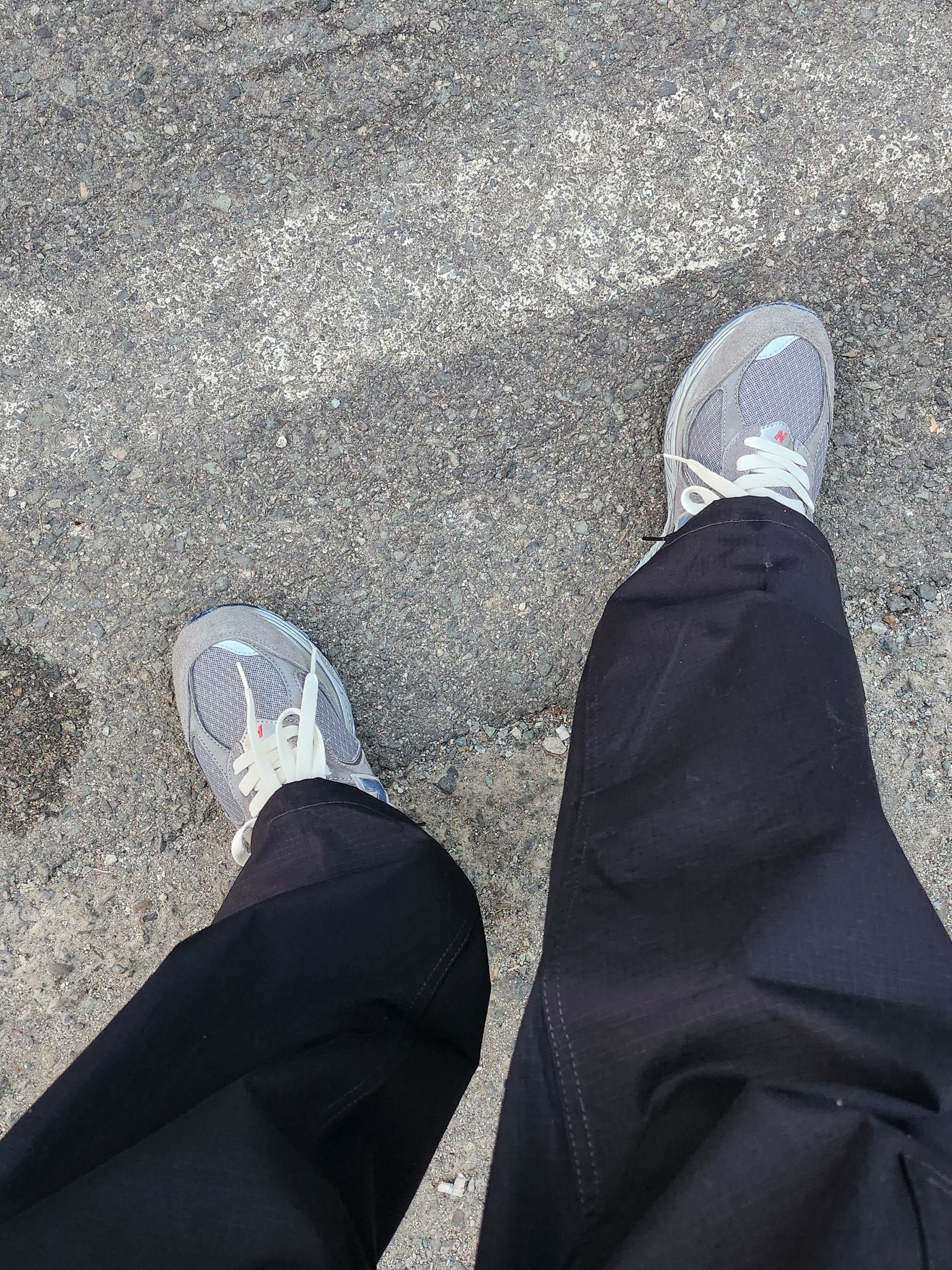 New Balance 2002R Premium Vintage Grey 착용 스타일 - 2