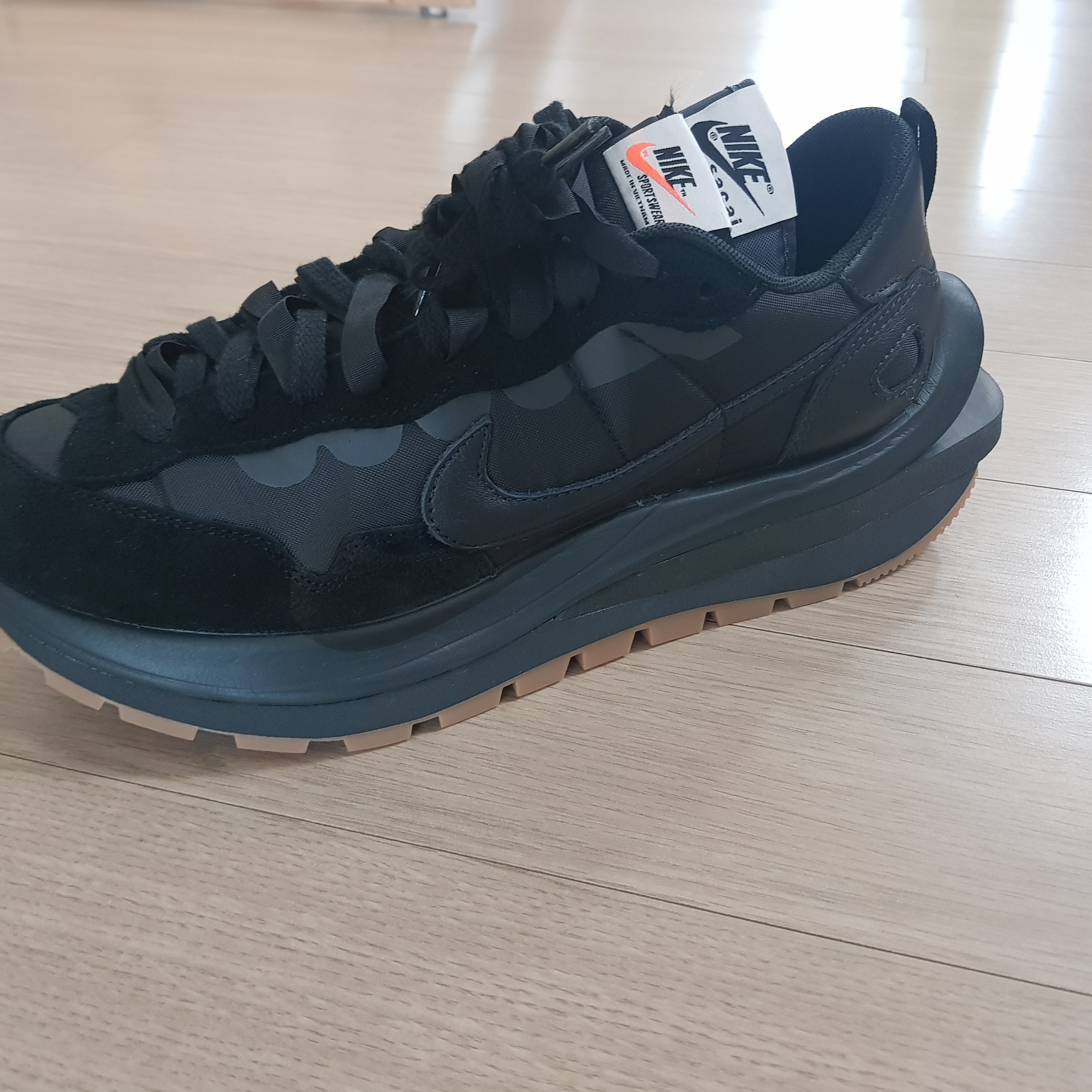 Nike x Sacai VaporWaffle Black and Gum 착용 스타일