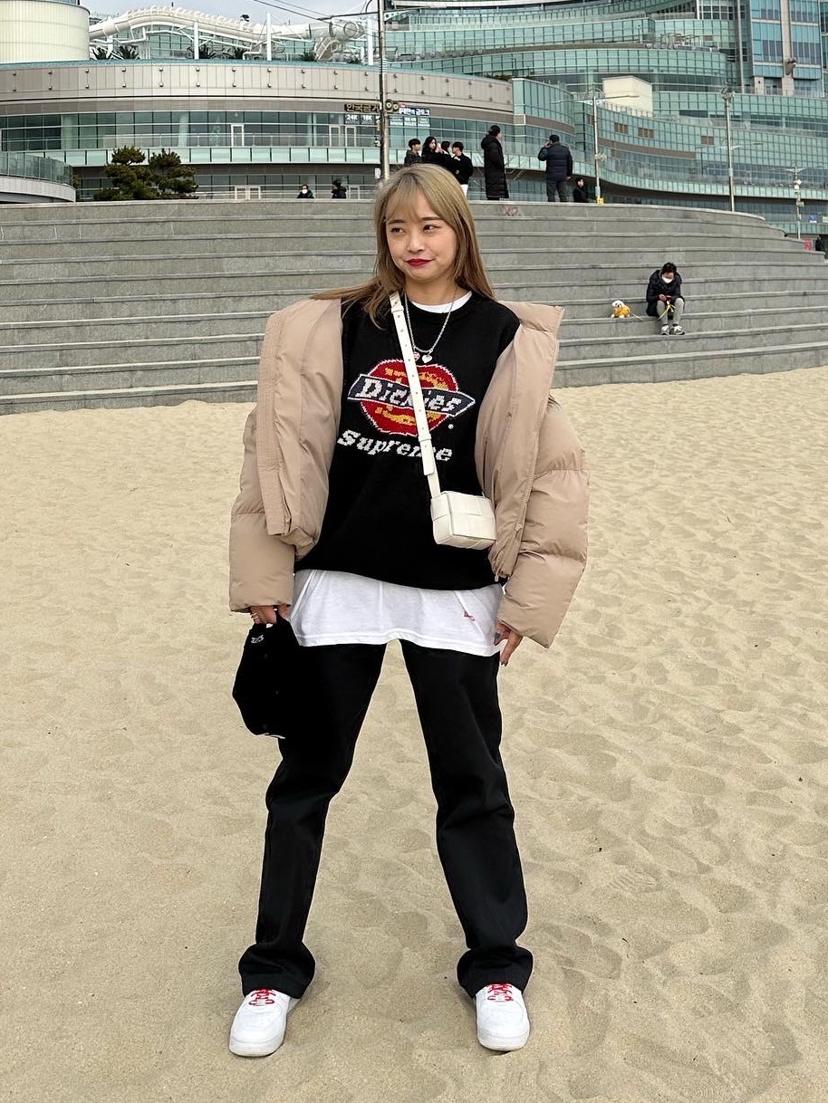 Nike x Supreme Air Force 1 Low White, Supreme Hanes Tagless T-Shirt White (3 Pack) 착용 스타일 - 4