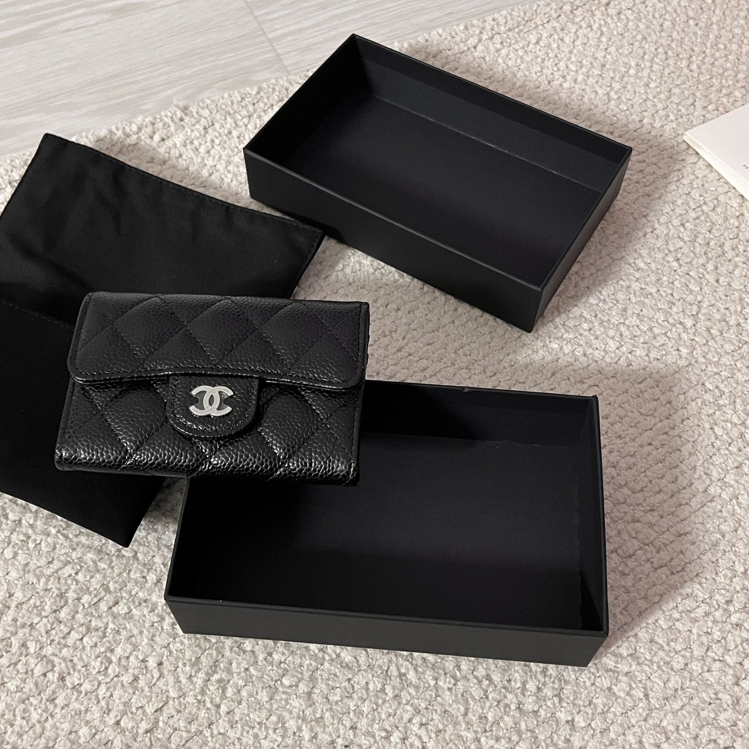 Chanel Classic Card Holder Grained Calfskin & Silver Black 착용 스타일 - 1