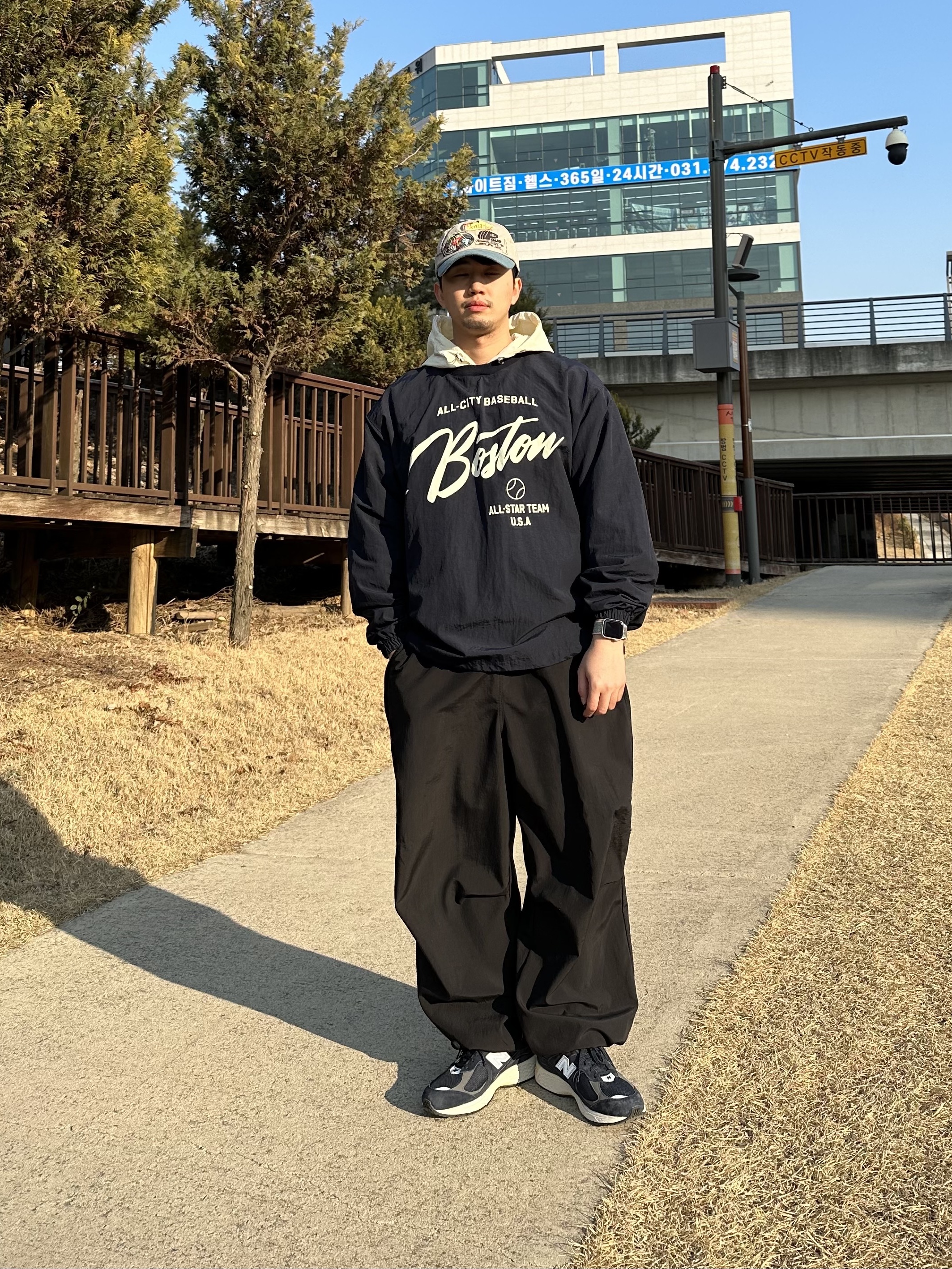 New Balance 2002R Eclipse Castlerock 착용 스타일 - 1
