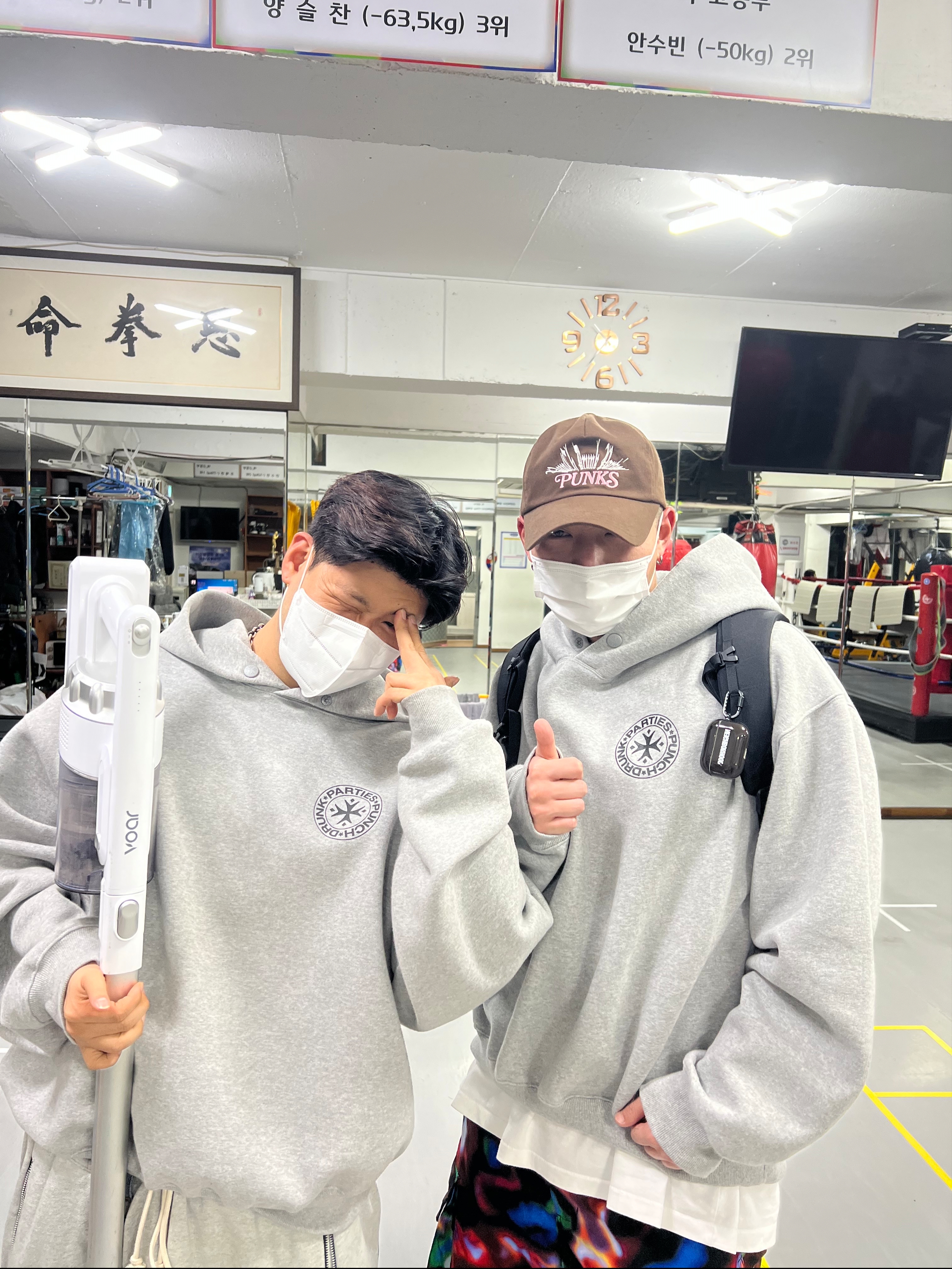 Punch Drunk Parties Circle Logo Oversized Hoodie Gray 착용 스타일
