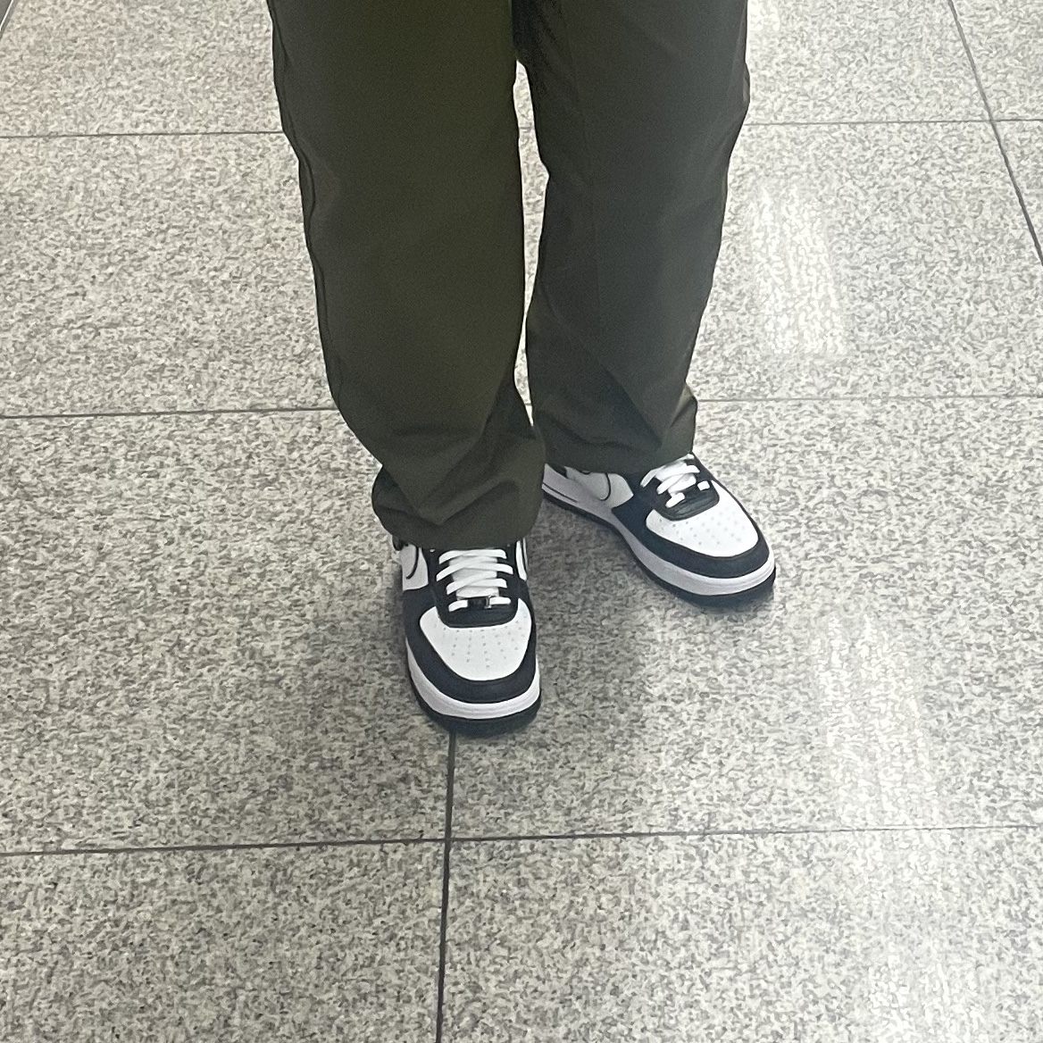 Nike Air Force 1 '07 LV8 White Black 착용 스타일 - 2
