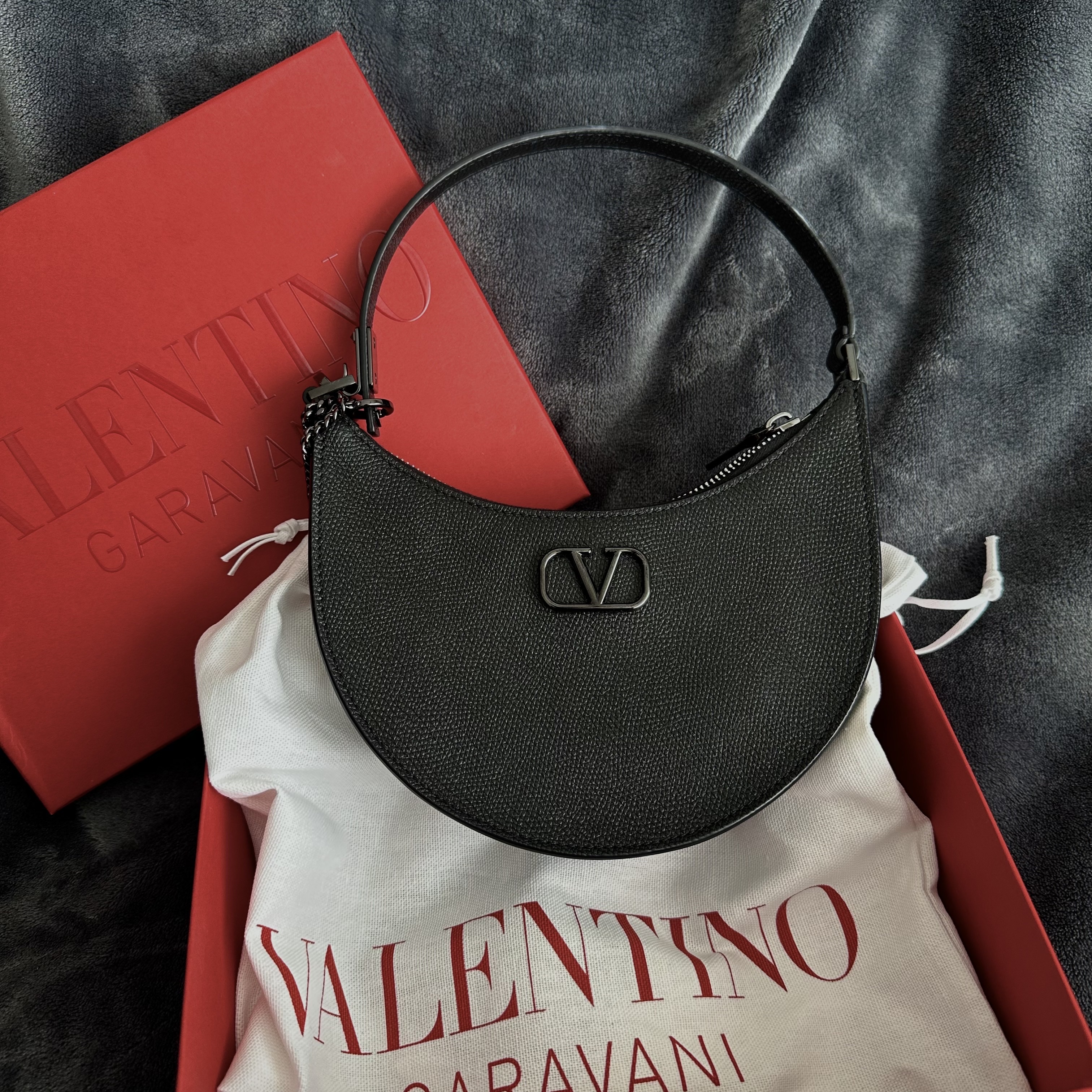 Valentino Mini Vlogo Signature Grainy Calfskin Hobo Bag Light Ivory 착용 스타일