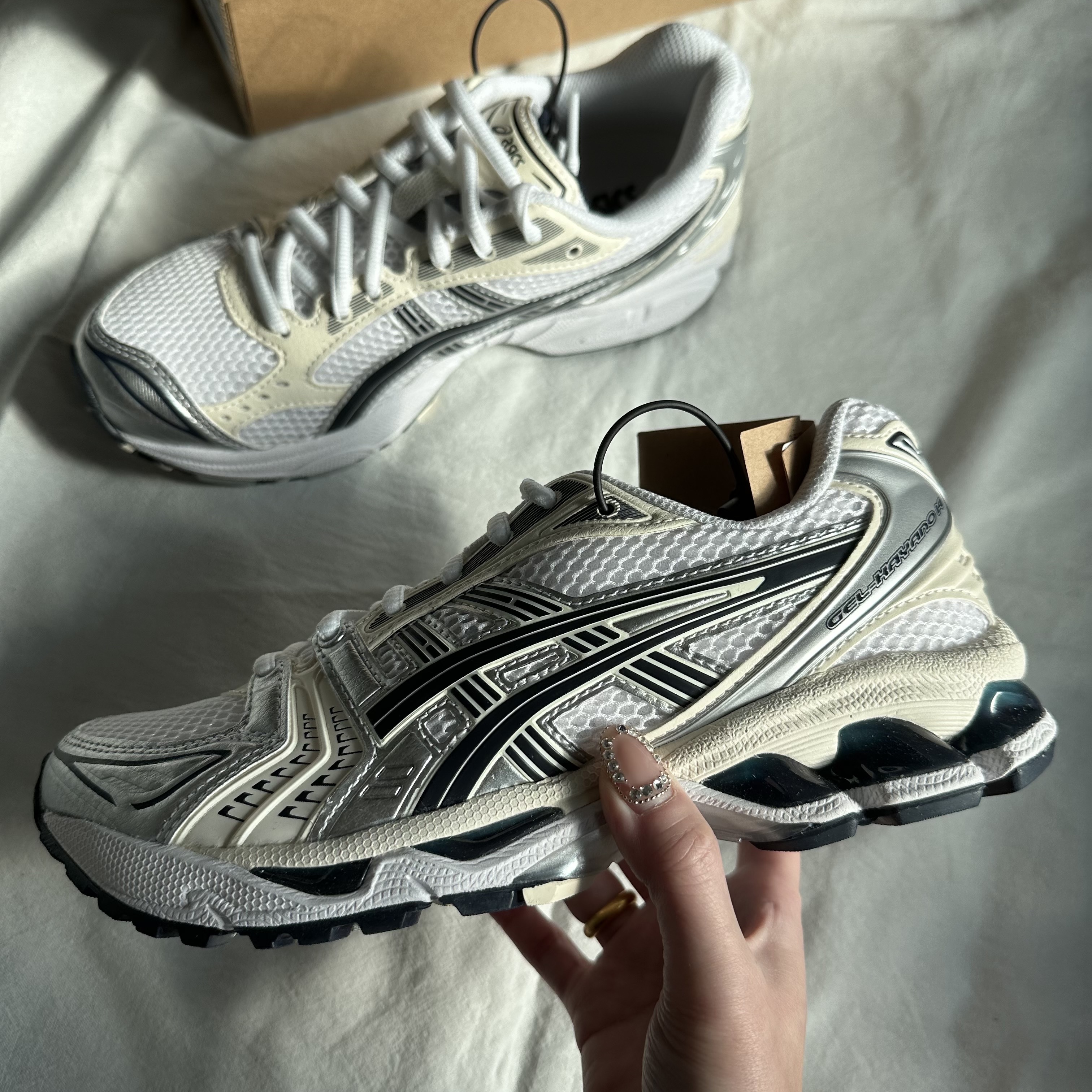 (W) Asics Gel-Kayano 14 White Midnight 착용 스타일 - 2