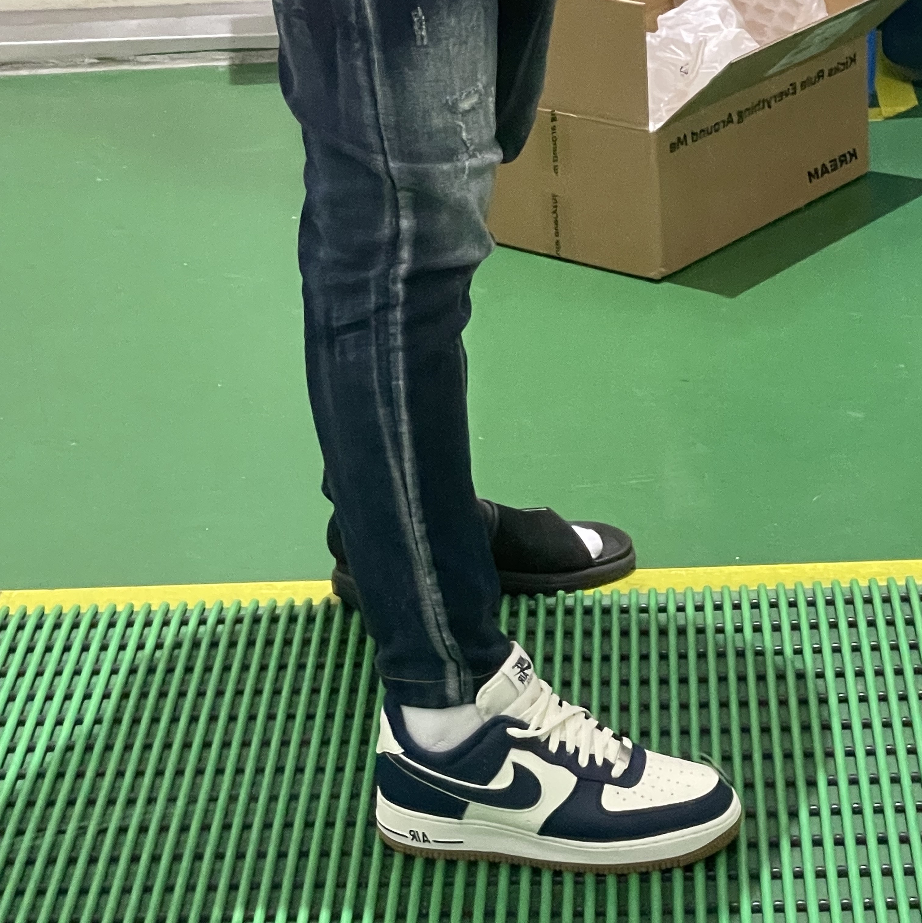 Nike Air Force 1 '07 LV8 Midnight Navy 착용 스타일 - 2