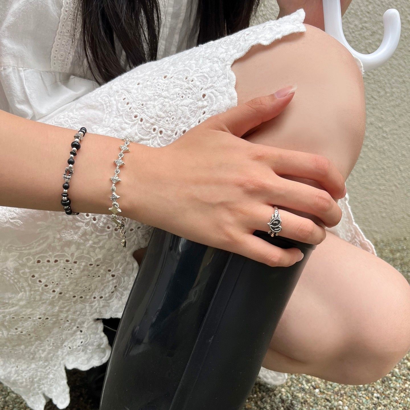Scudo Garden Karen Beads Bracelet Black 착용 스타일