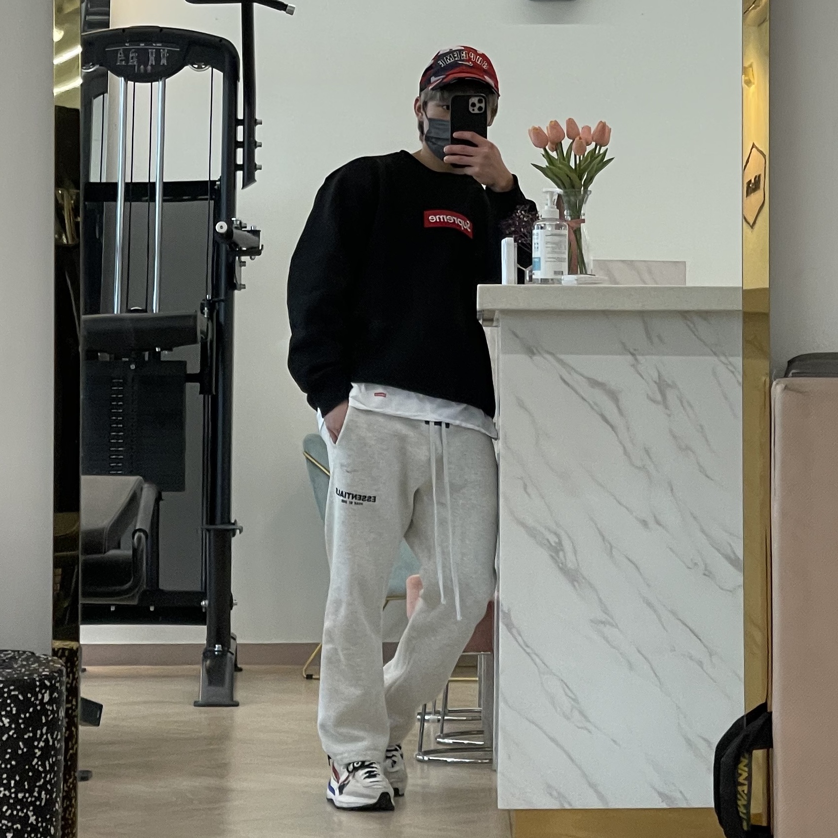 Supreme Box Logo Crewneck Black - 22FW, Supreme x Nike Arc Corduroy 6-Panel Red Camo - 22SS 착용 스타일