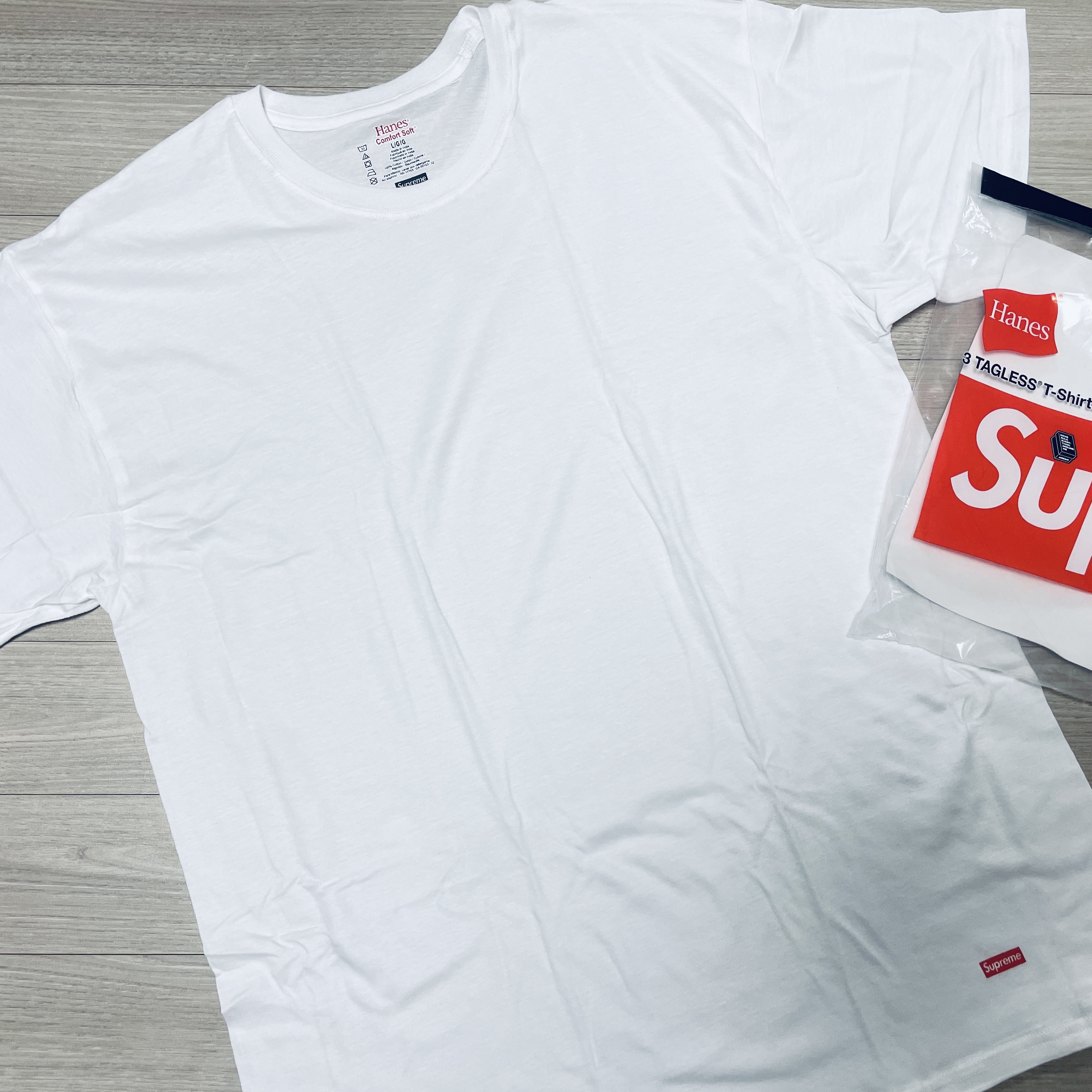 Supreme Hanes Tagless T-Shirt White (3 Pack) 착용 스타일 - 1