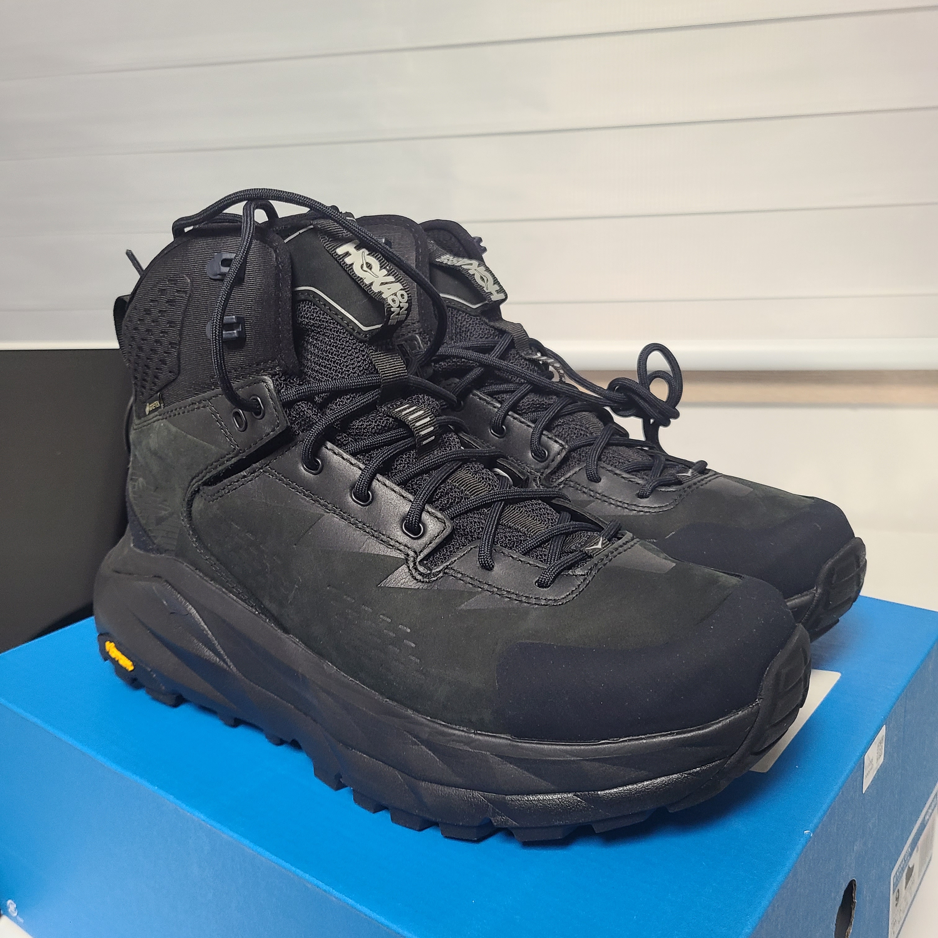 Hoka Kaha Gore-Tex Black Phantom 착용 스타일