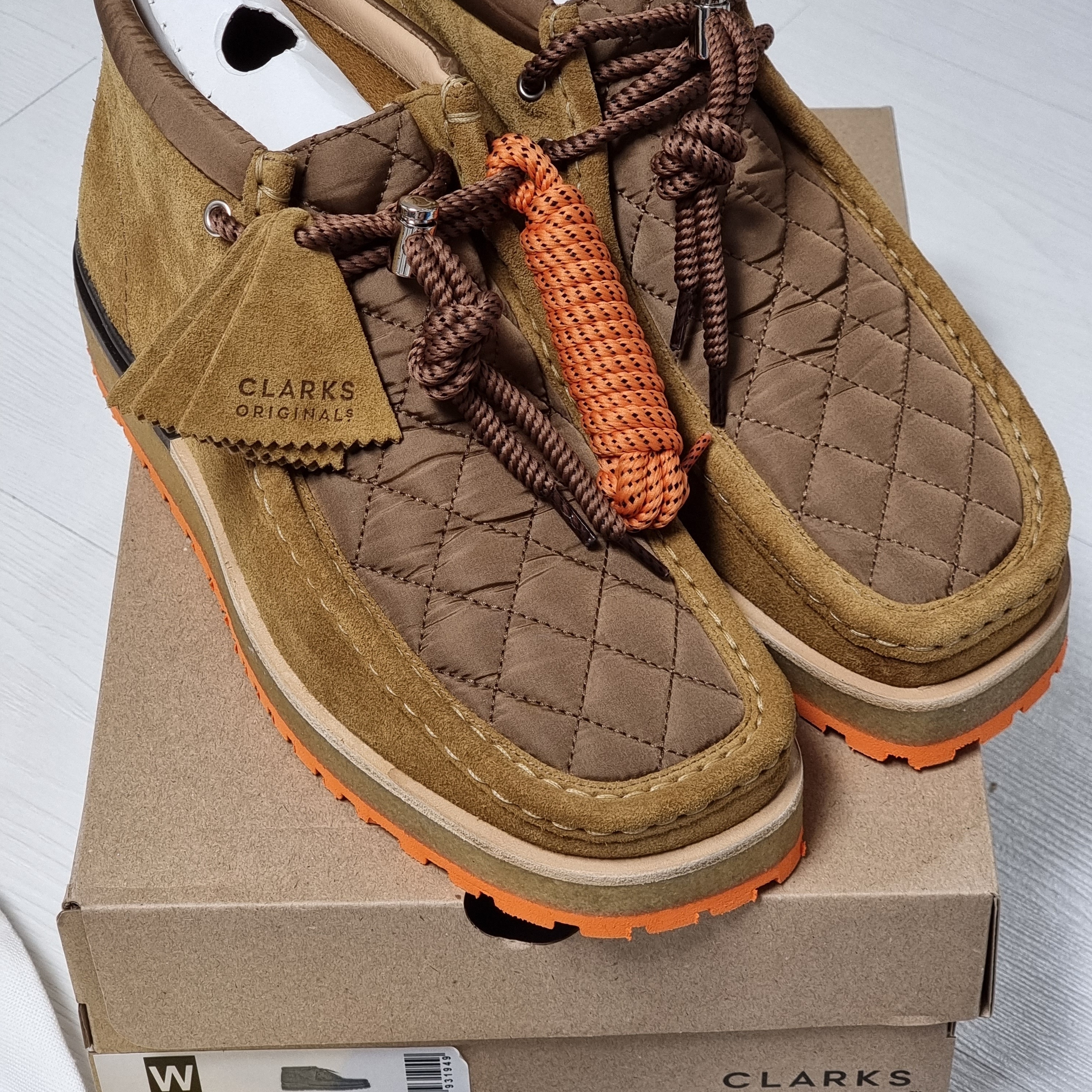 Clarks x Moncler Monwallabee Oak Yellow 착용 스타일 - 1