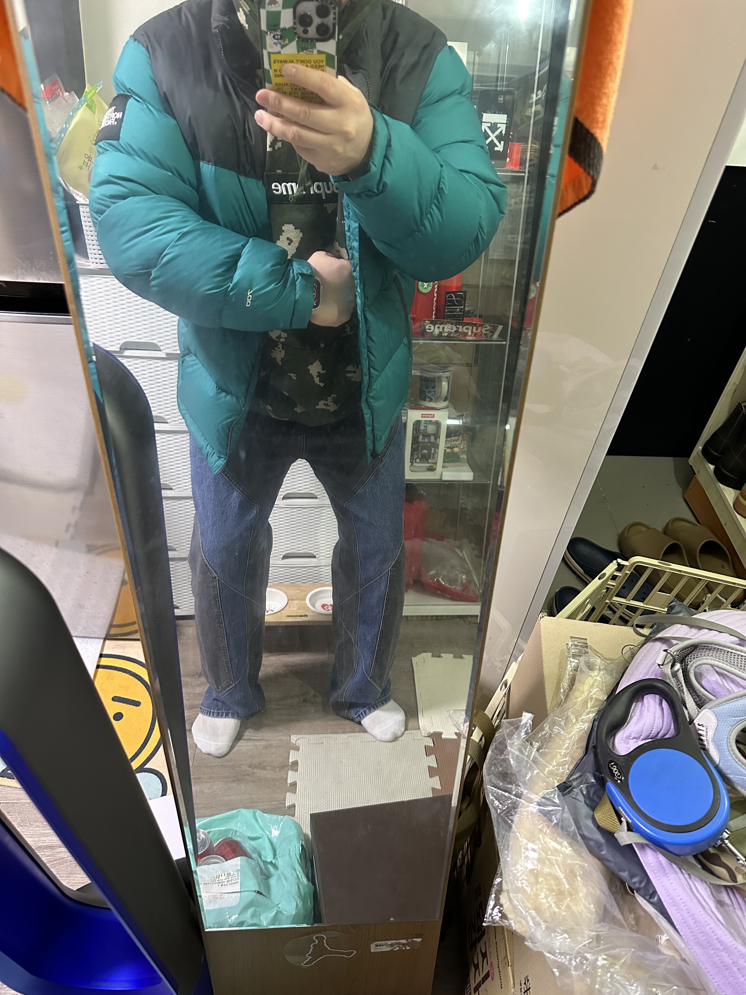 Supreme Box Logo Hooded Sweatshirt Olive Russian Camo - 21FW, Supreme 2-Tone Paneled Jean Black - 22FW 착용 스타일