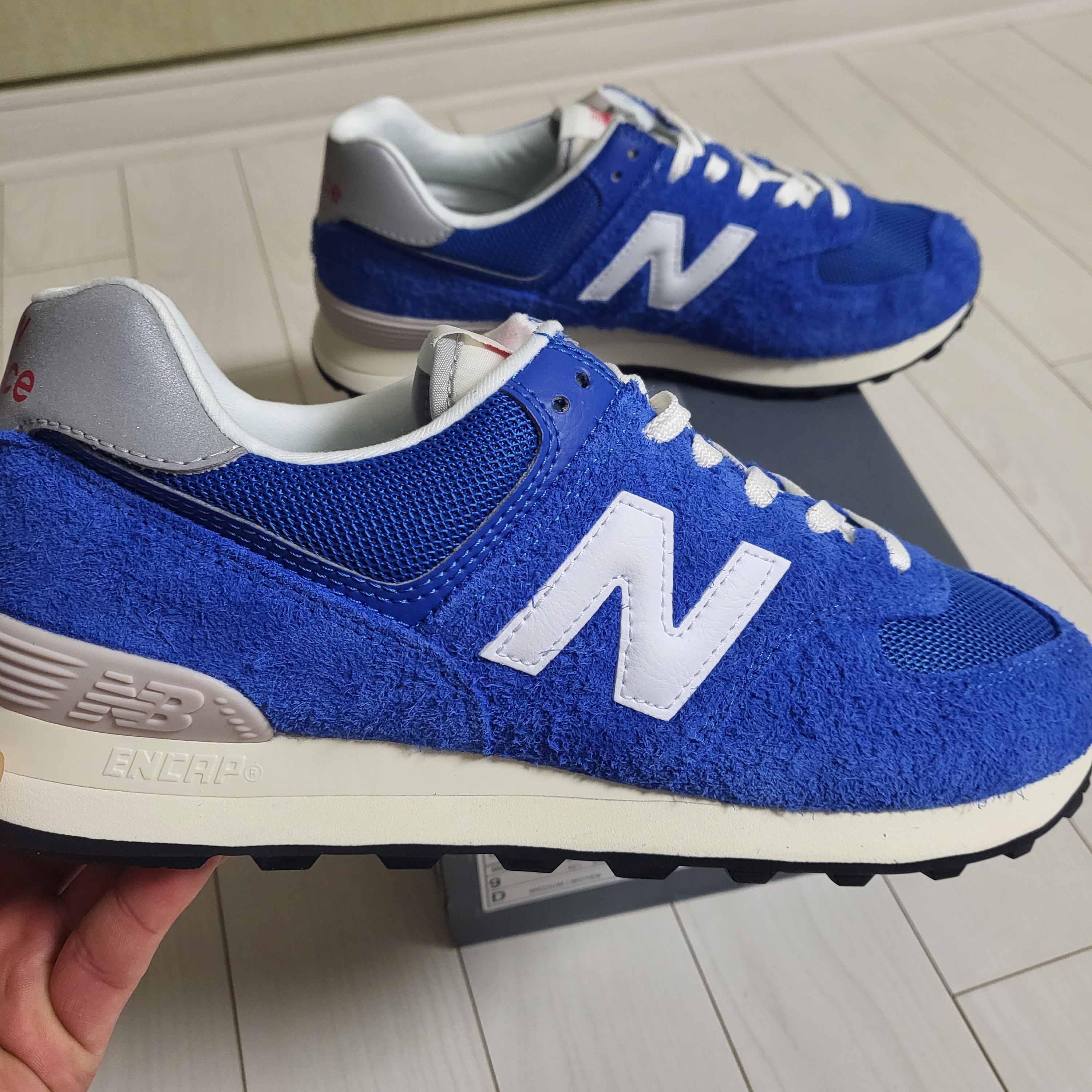 New Balance 574 Heritage Blue White 착용 스타일
