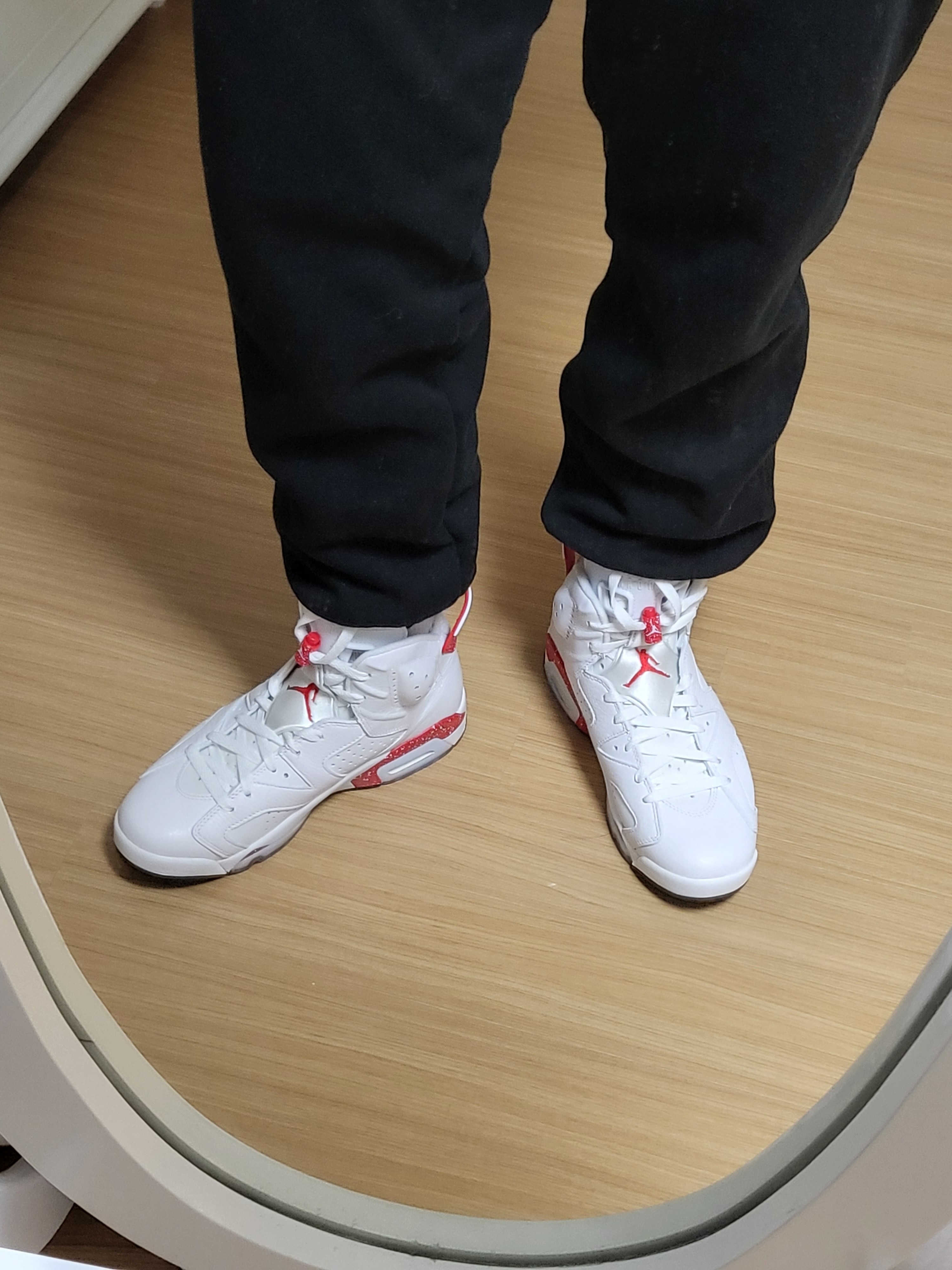 Jordan 6 Retro White and University Red 착용 스타일 - 3