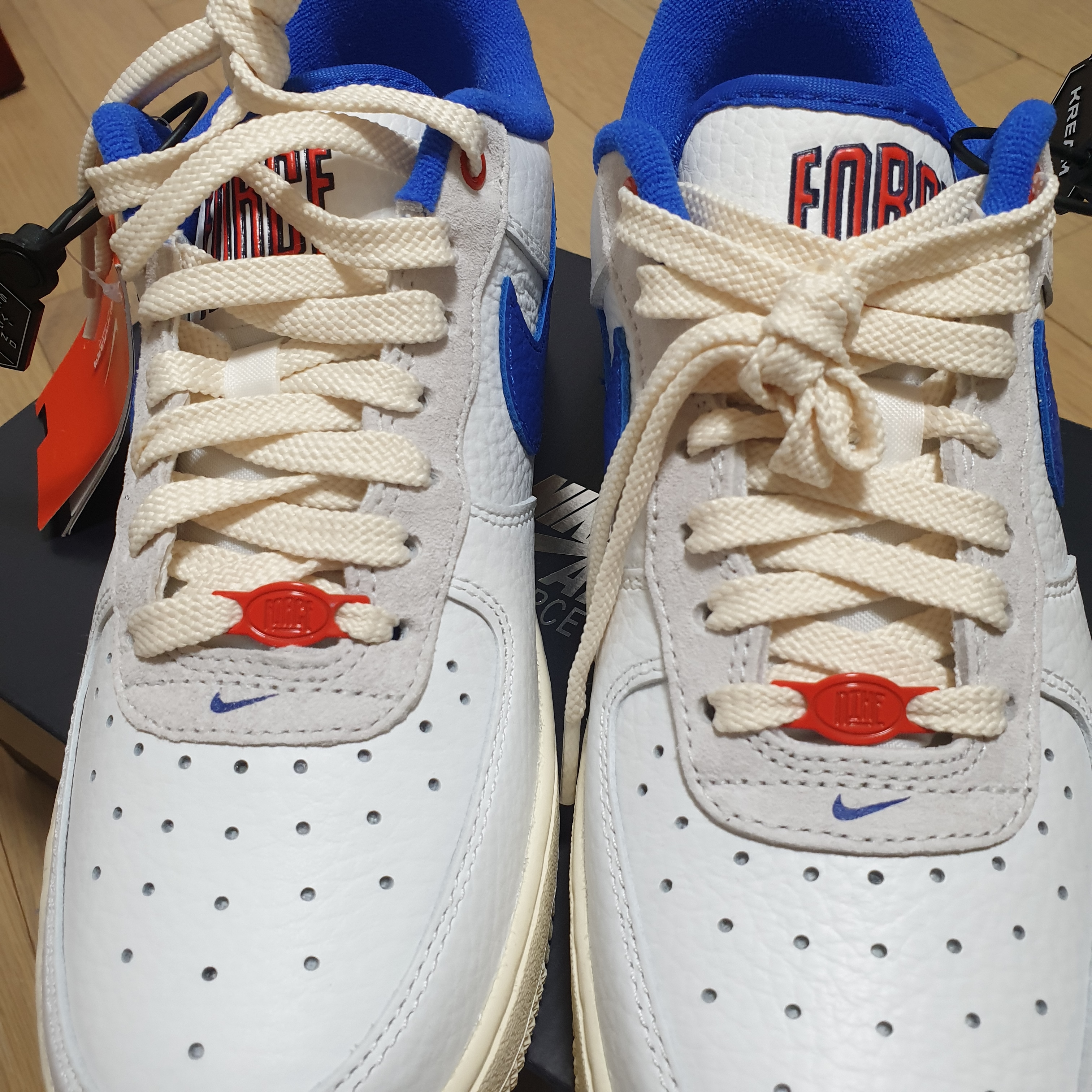 (W) Nike Air Force 1 '07 LX University Blue and Summit White 착용 스타일 - 2