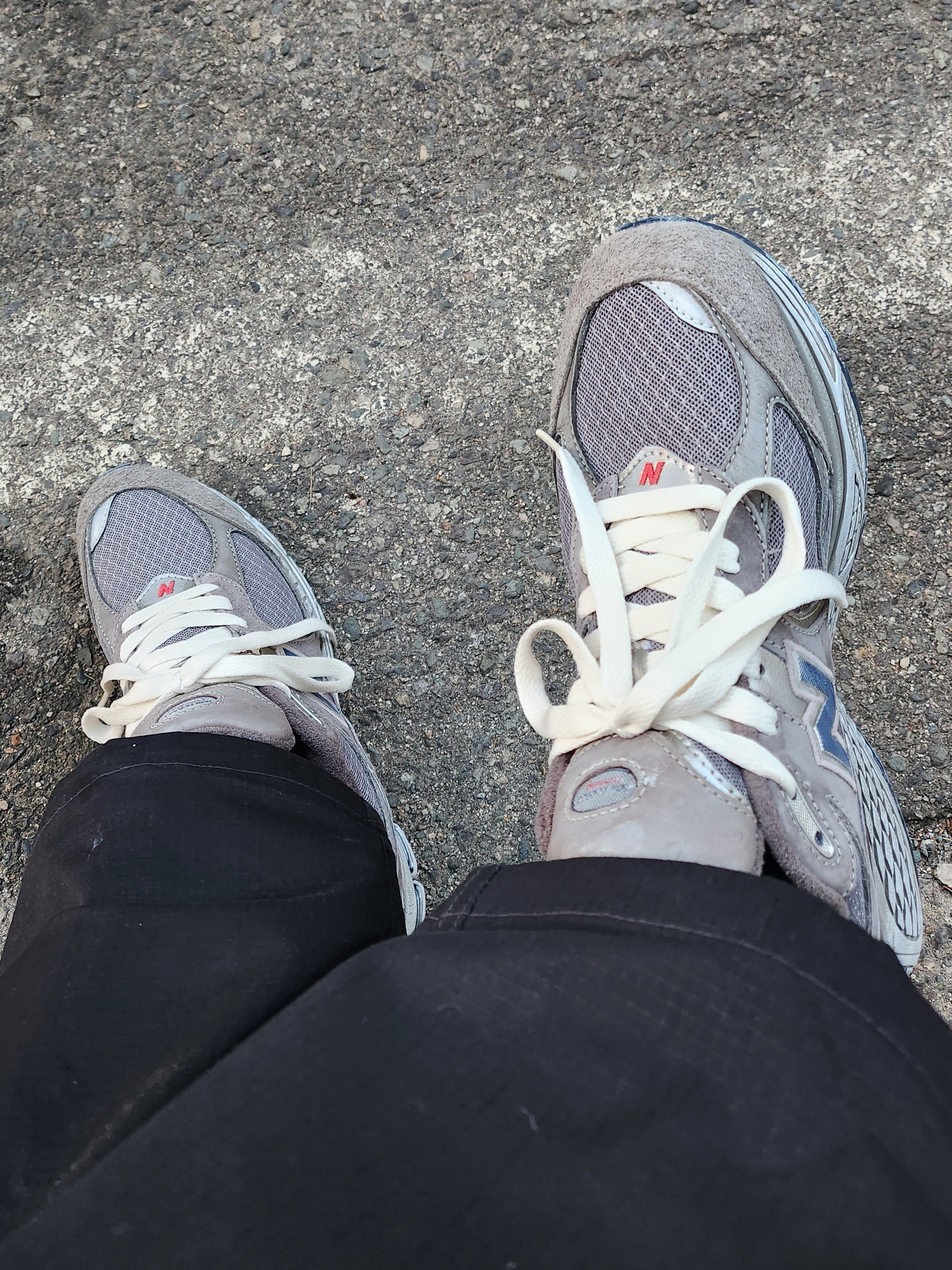 New Balance 2002R Premium Vintage Grey 착용 스타일 - 3