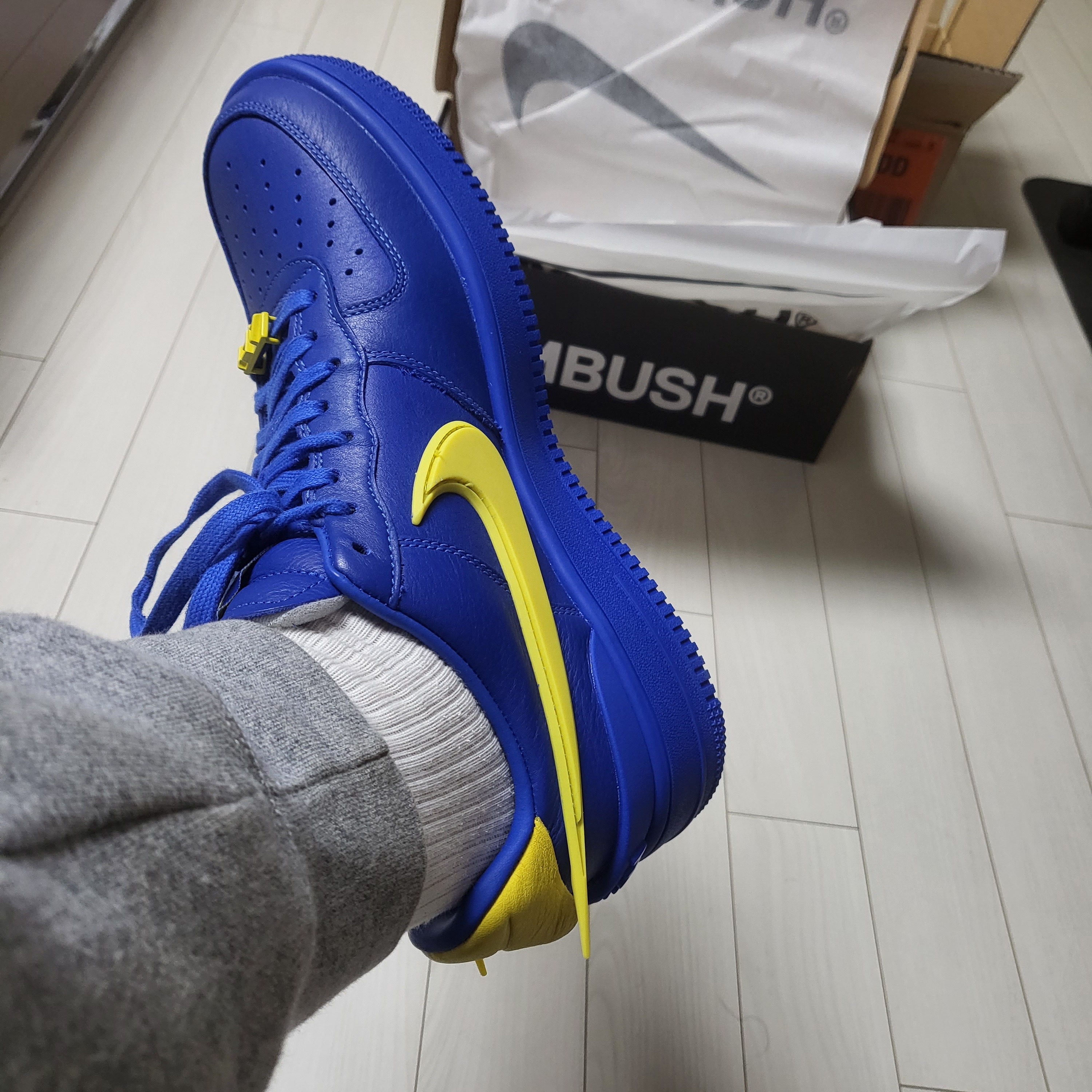 Nike x Ambush Air Force 1 Low SP Game Royal and Vivid Sulfur 착용 스타일 - 2