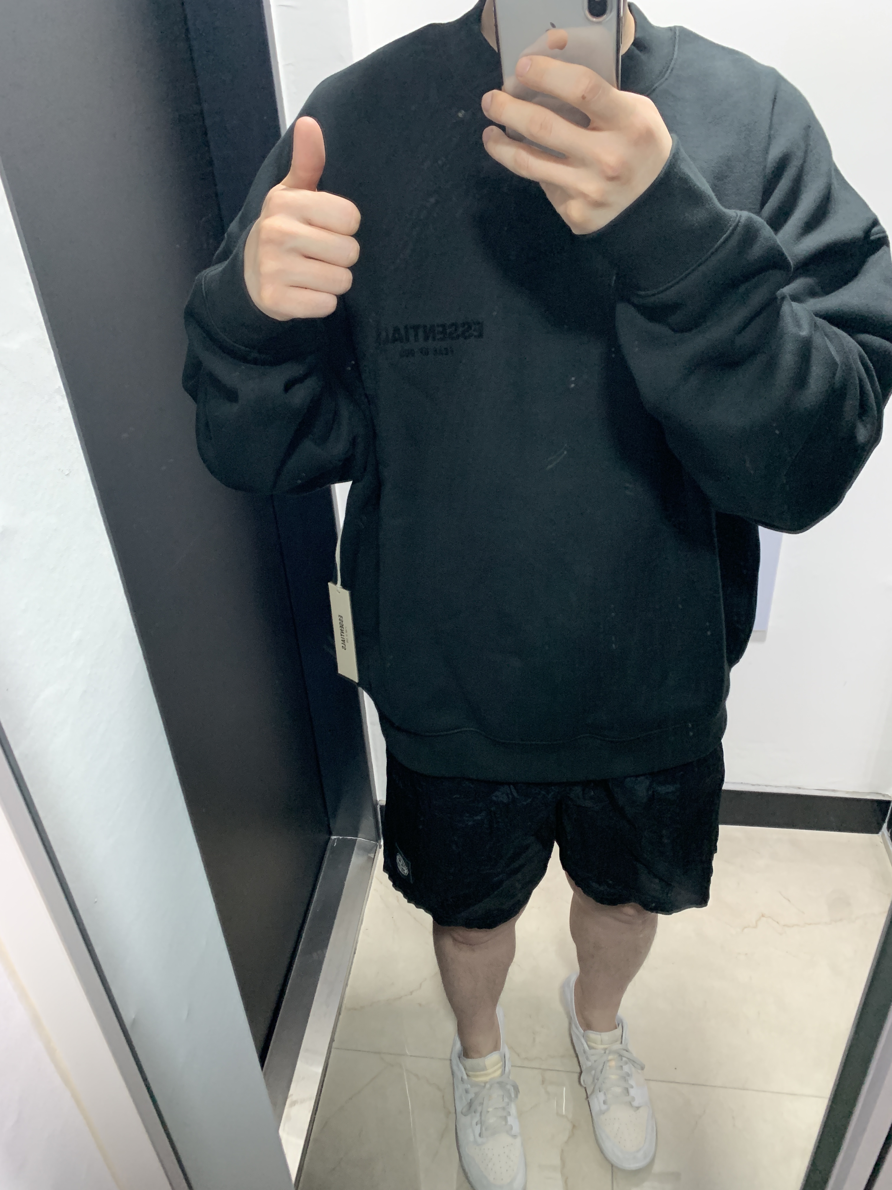 Essentials The Core Collection Crewneck Sweatshirt Stretch Limo, Stone Island B0943 Nylon Metal in Econyl Regenerated Nylon Swimming Trunk Black - 22FW 착용 스타일