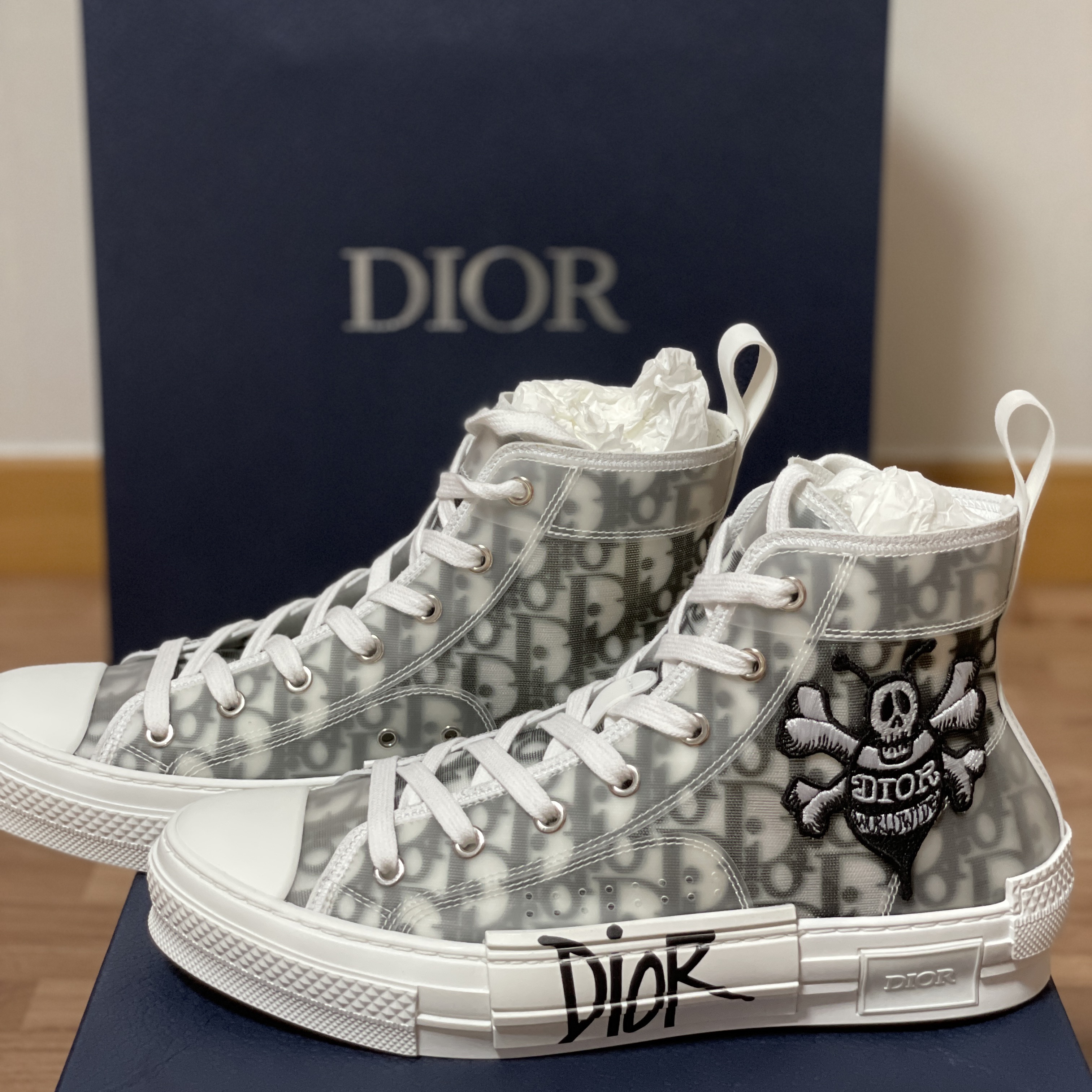 Dior x Shawn B23 High Dior Oblique Canvas Bee Embroidery Patch, (W) Dior Walk'N'Dior Sneakers Oblique Gray 착용 스타일 - 1