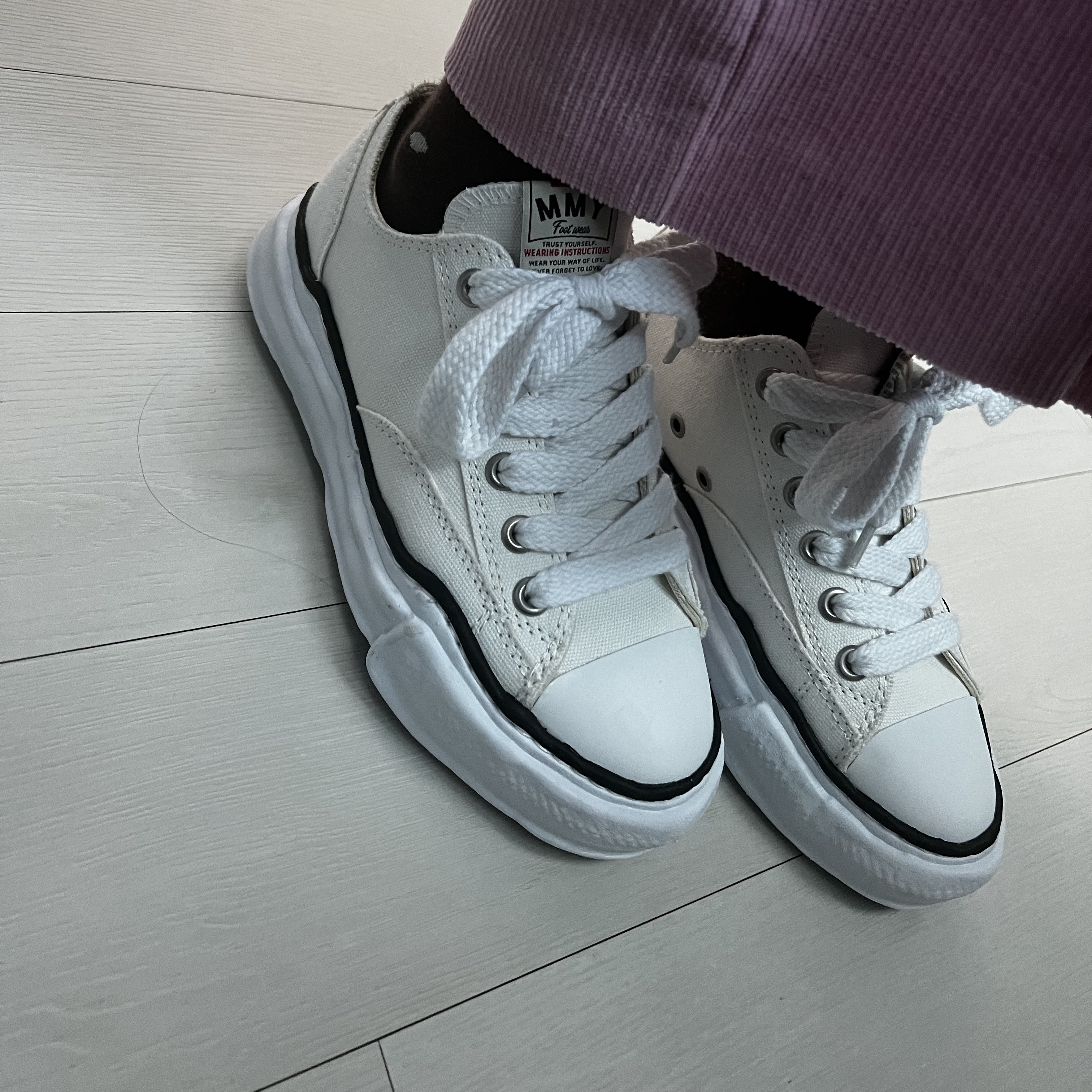 Maison Mihara Yasuhiro Peterson OG Sole Canvas Low Sneakers White 착용 스타일 - 2