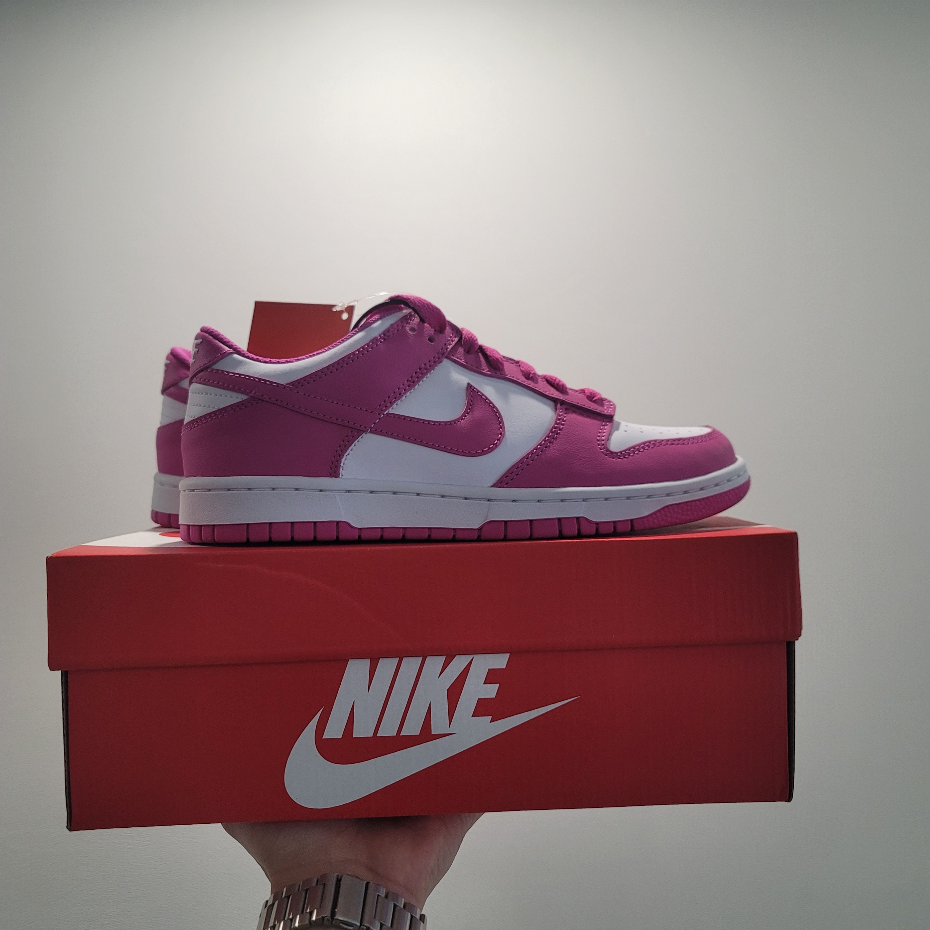 (GS) Nike Dunk Low White Active Fuchsia, Jordan 1 Low SE Concord 착용 스타일