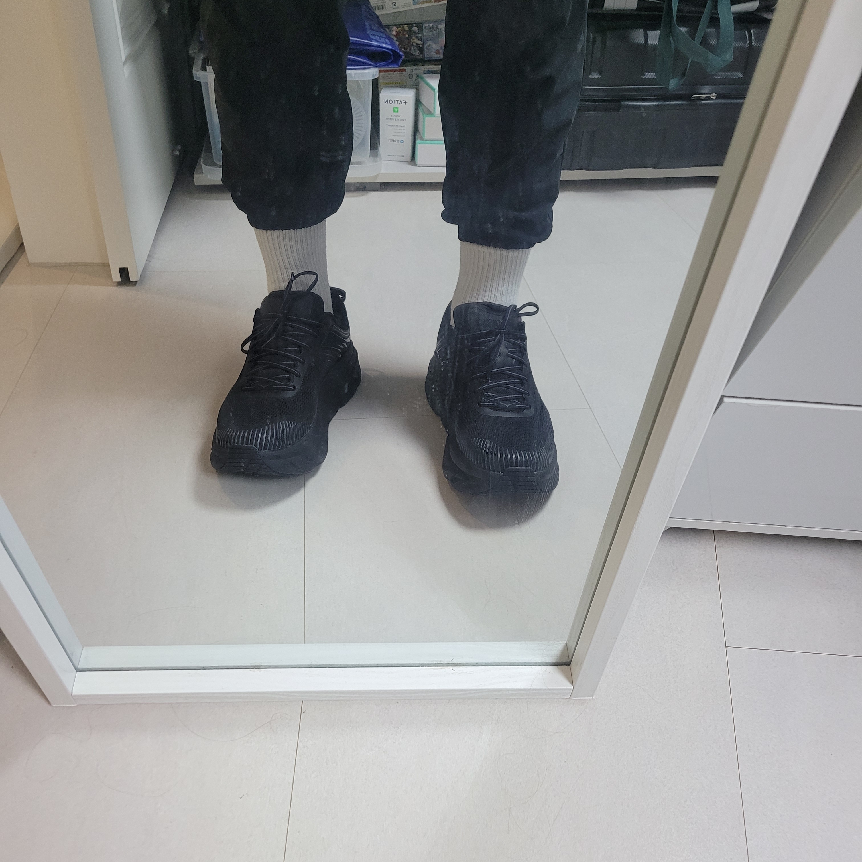 Hoka Bondi 7 Black 착용 스타일